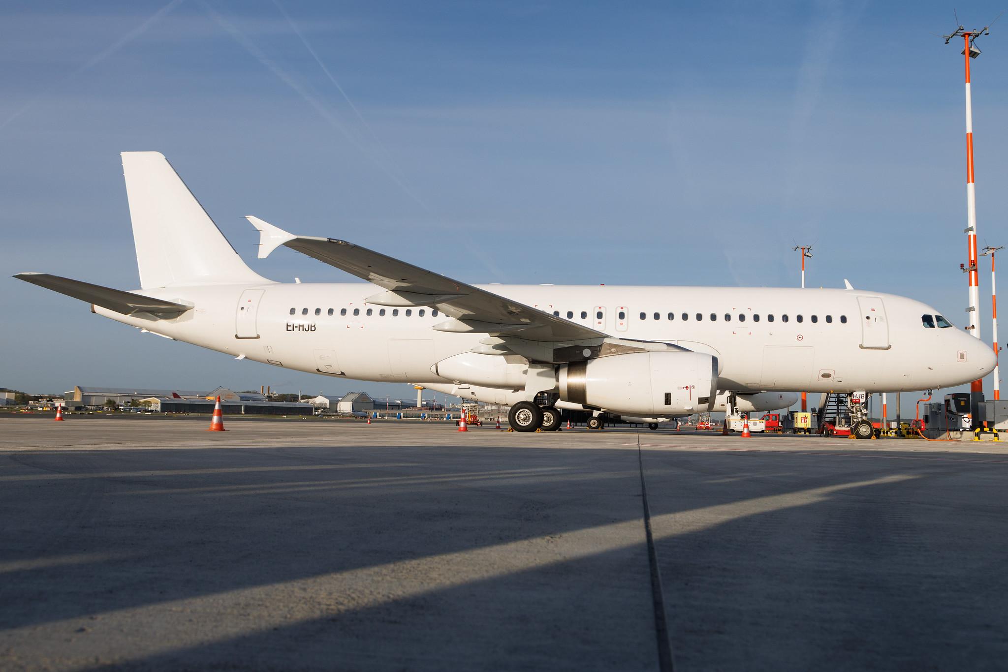 Hamburg Airport: White (WI / WHT) | Airbus A320-232 A320 | EI-HJB | MSN 02430