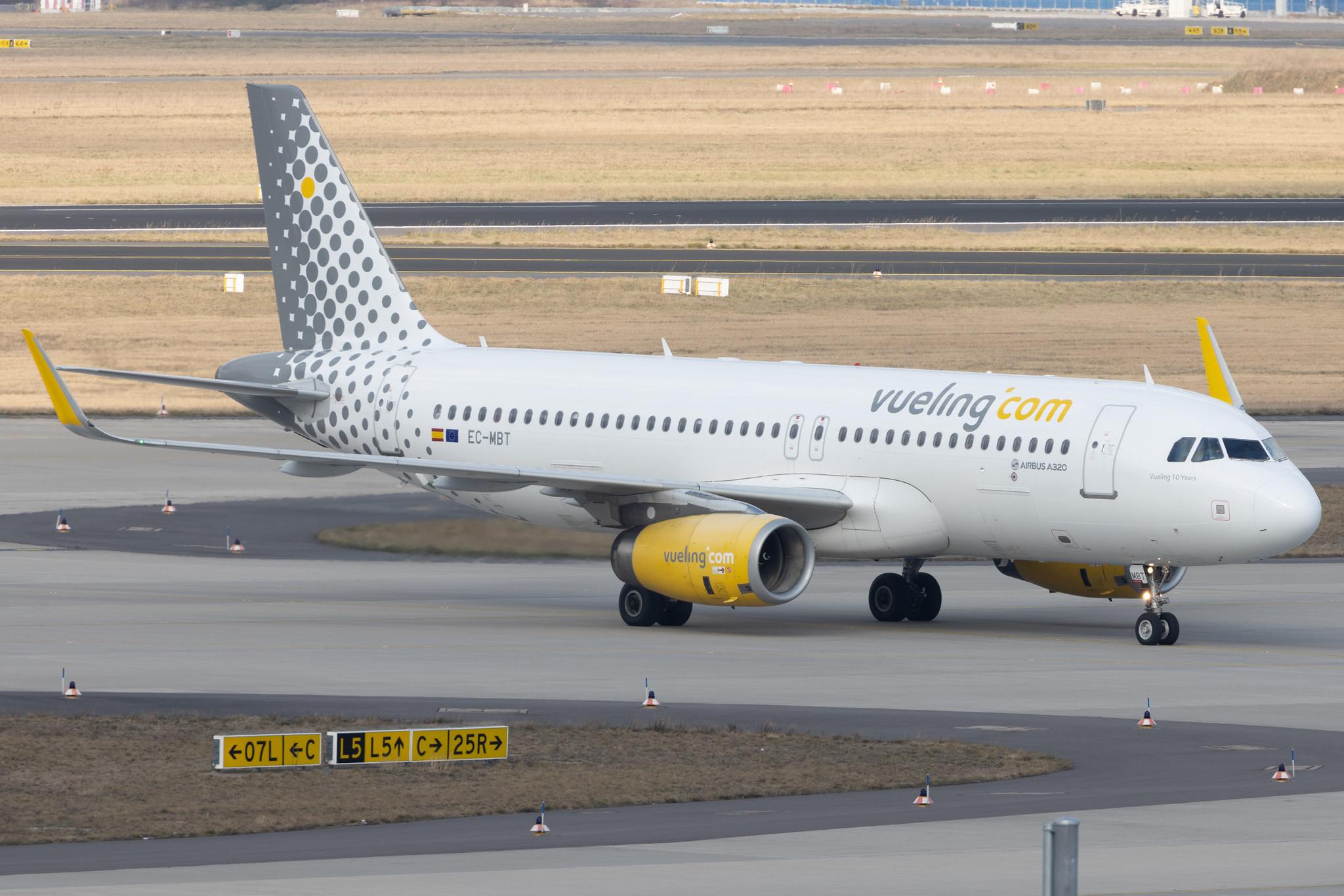 Flughafen Berlin Brandenburg: Vueling (VY / VLG) | Airbus A320-232 A320 | EC-MBT | MSN 6128