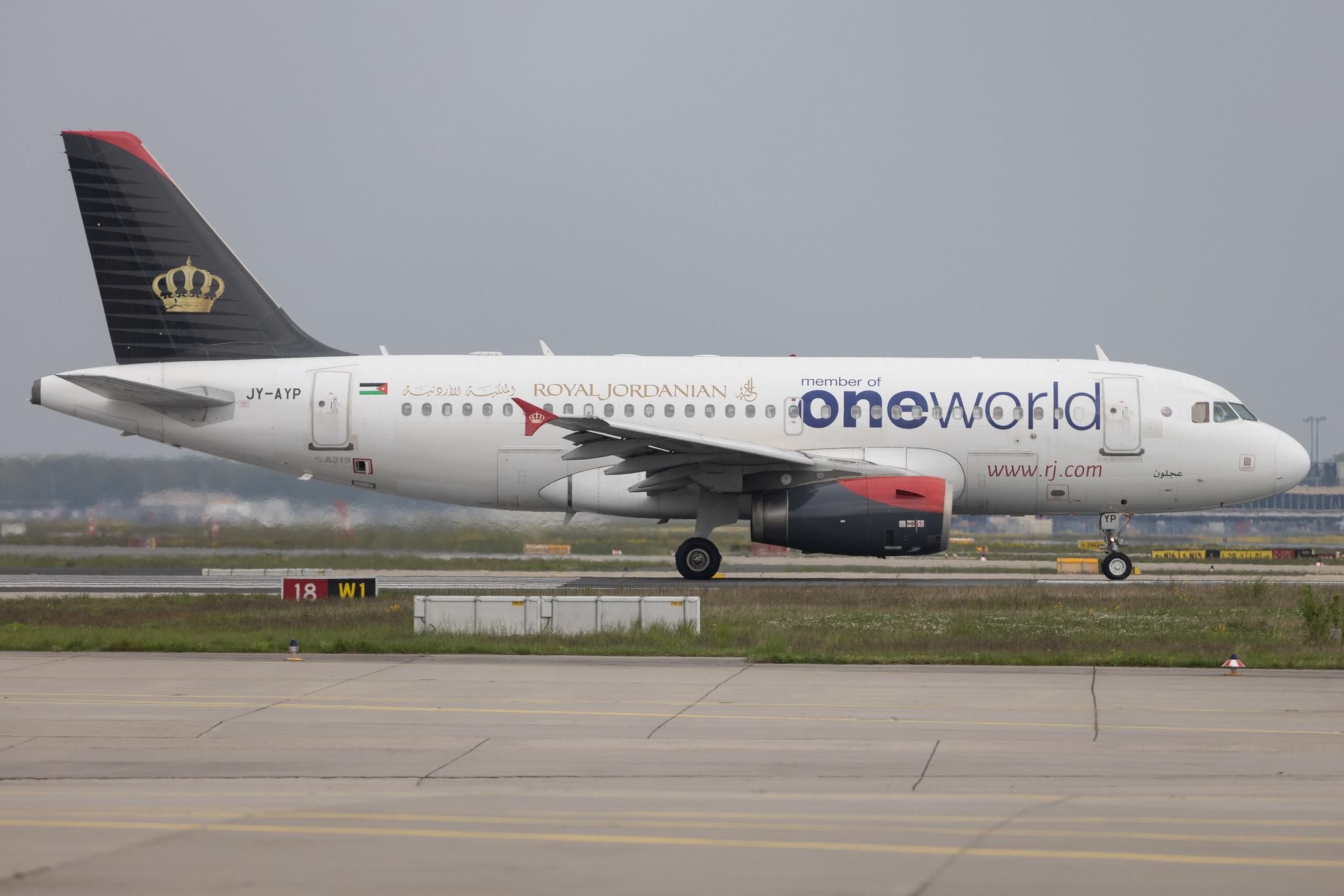Frankfurt Airport: Royal Jordanian (RJ / RJA) | Livery: Oneworld livery | Airbus A319-132 A319 | JY-AYP | MSN 3832