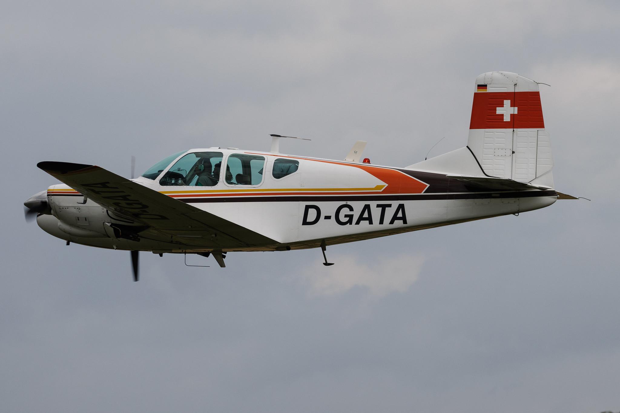 Flugplatz Bienenfarm: Private owner | Vulcanair P68 P68 | D-GATA | MSN 82