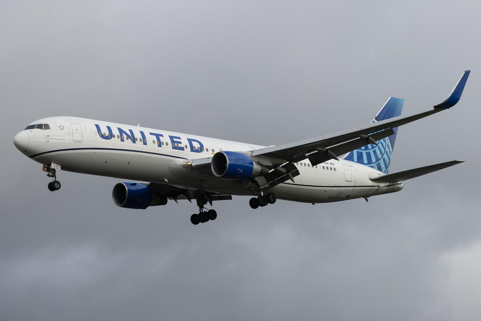 London Heathrow: United Airlines (UA / UAL) | Boeing 767-322(ER) B763 | N674UA | MSN 29242