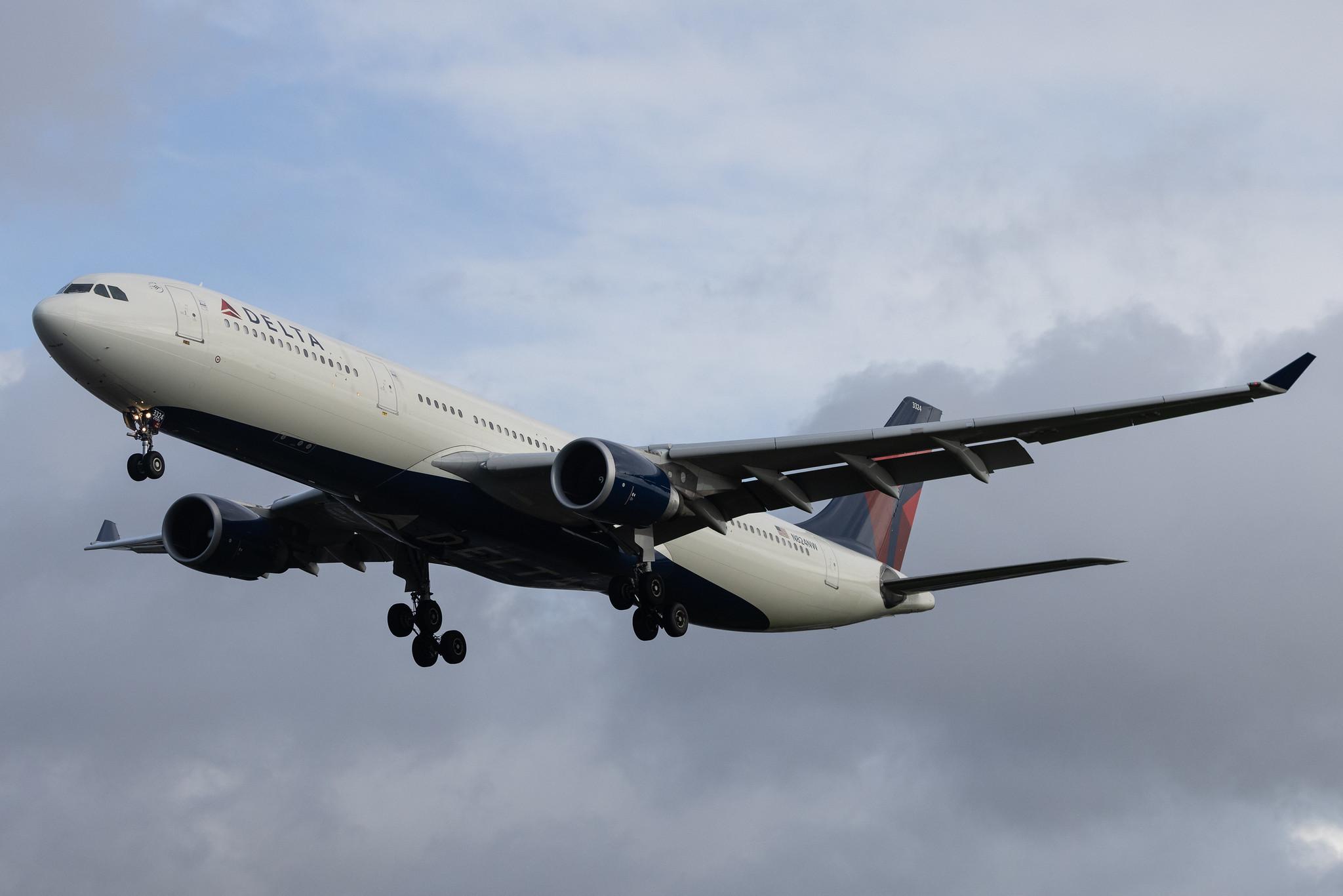 London Heathrow: Delta Air Lines (DL / DAL) | Airbus A330-302 A333 | N824NW | MSN 1637