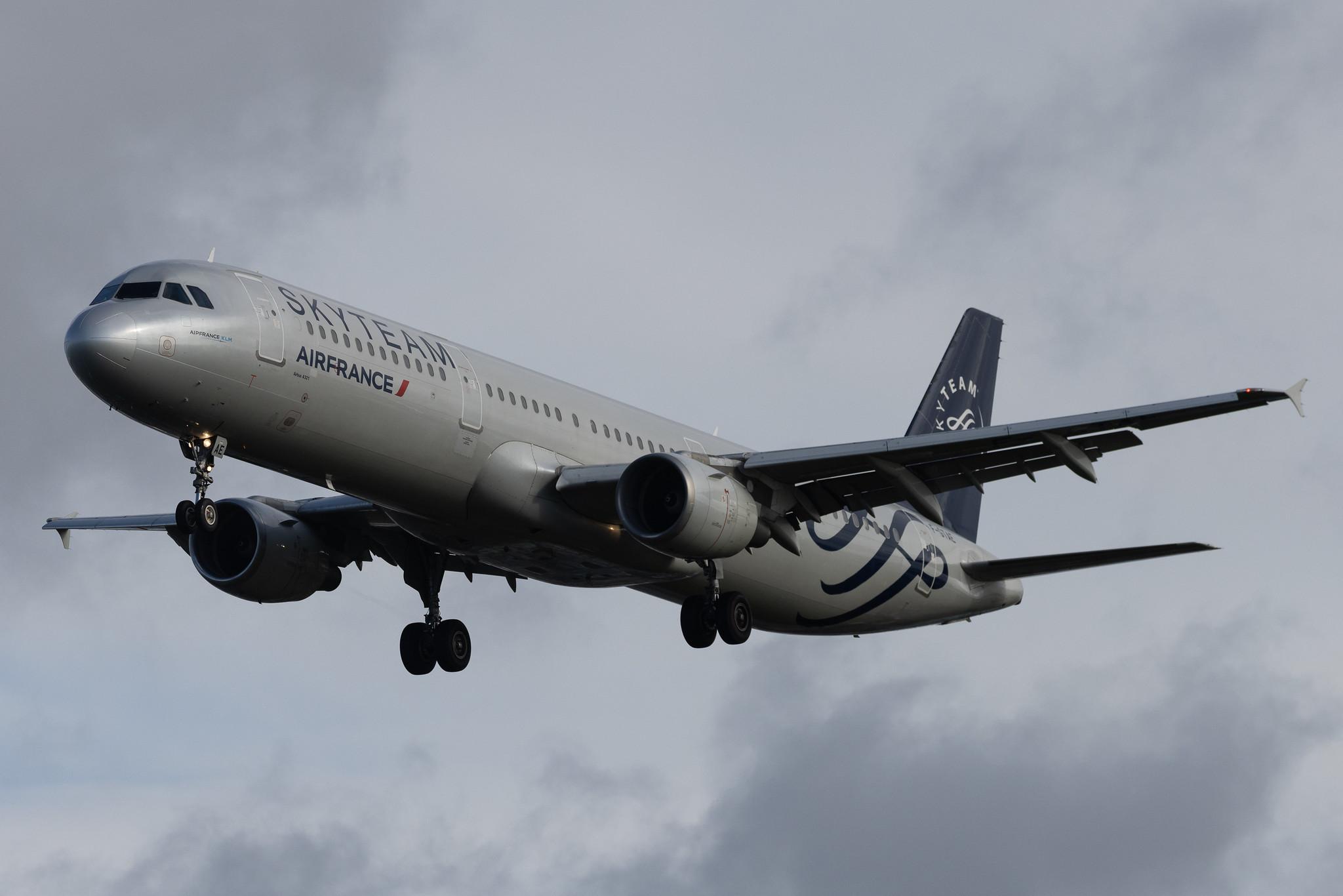 London Heathrow: Air France (AF / AFR) | Livery: SkyTeam Livery | Airbus A321-212 A321 | F-GTAE | MSN 0796