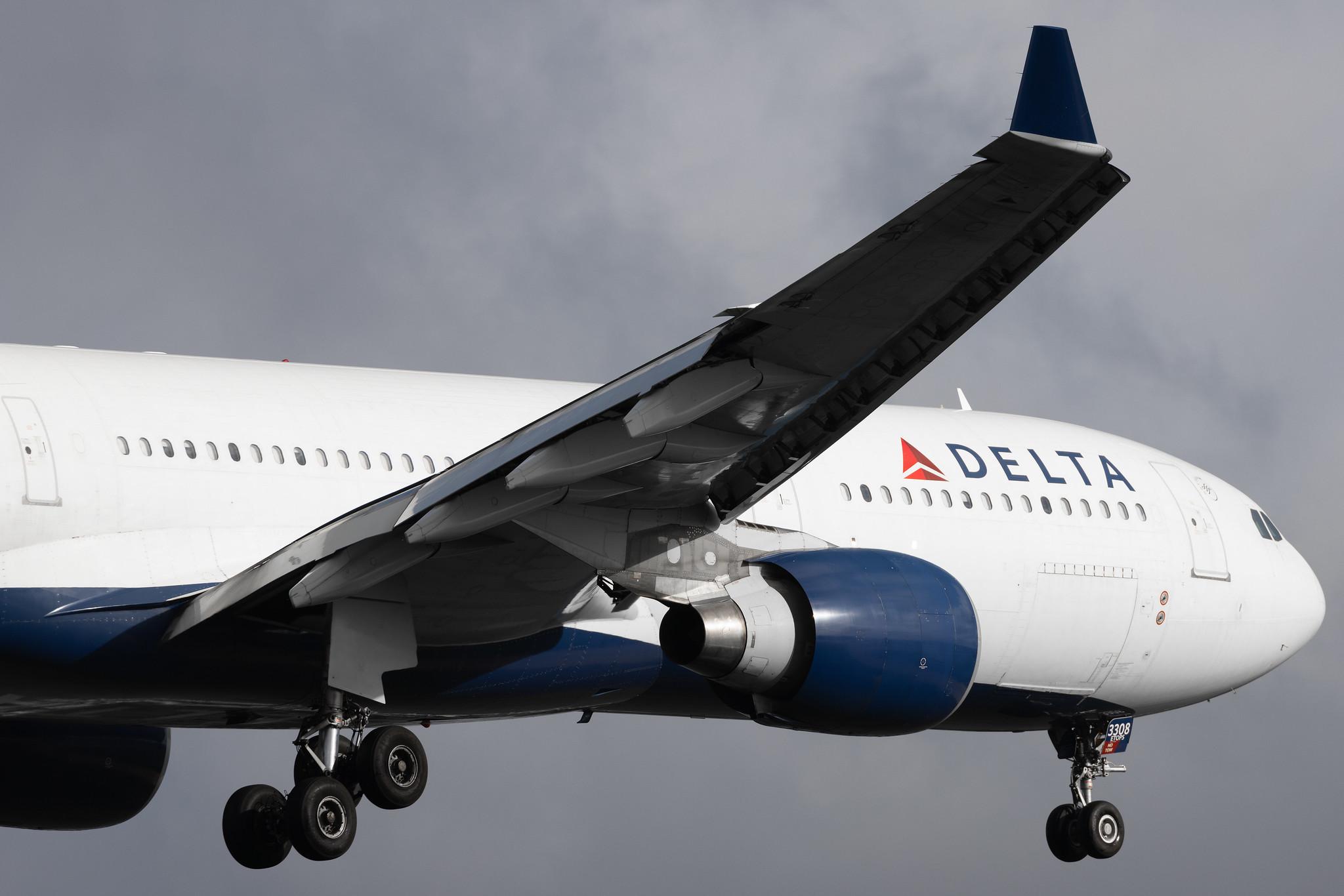 London Heathrow: Delta Air Lines (DL / DAL) | Airbus A330-323 A333 | N808NW | MSN 0591