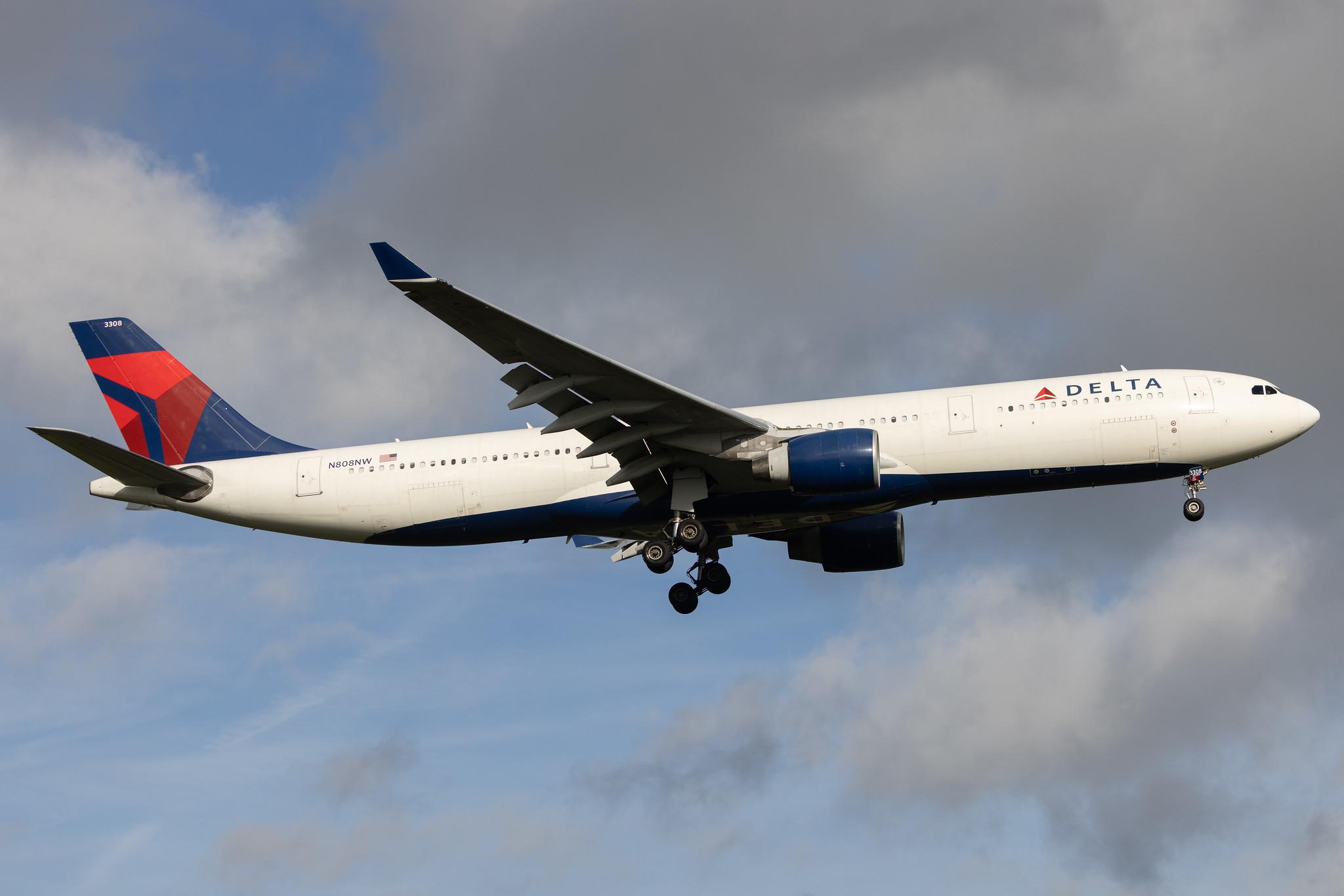 London Heathrow: Delta Air Lines (DL / DAL) | Airbus A330-323 A333 | N808NW | MSN 0591