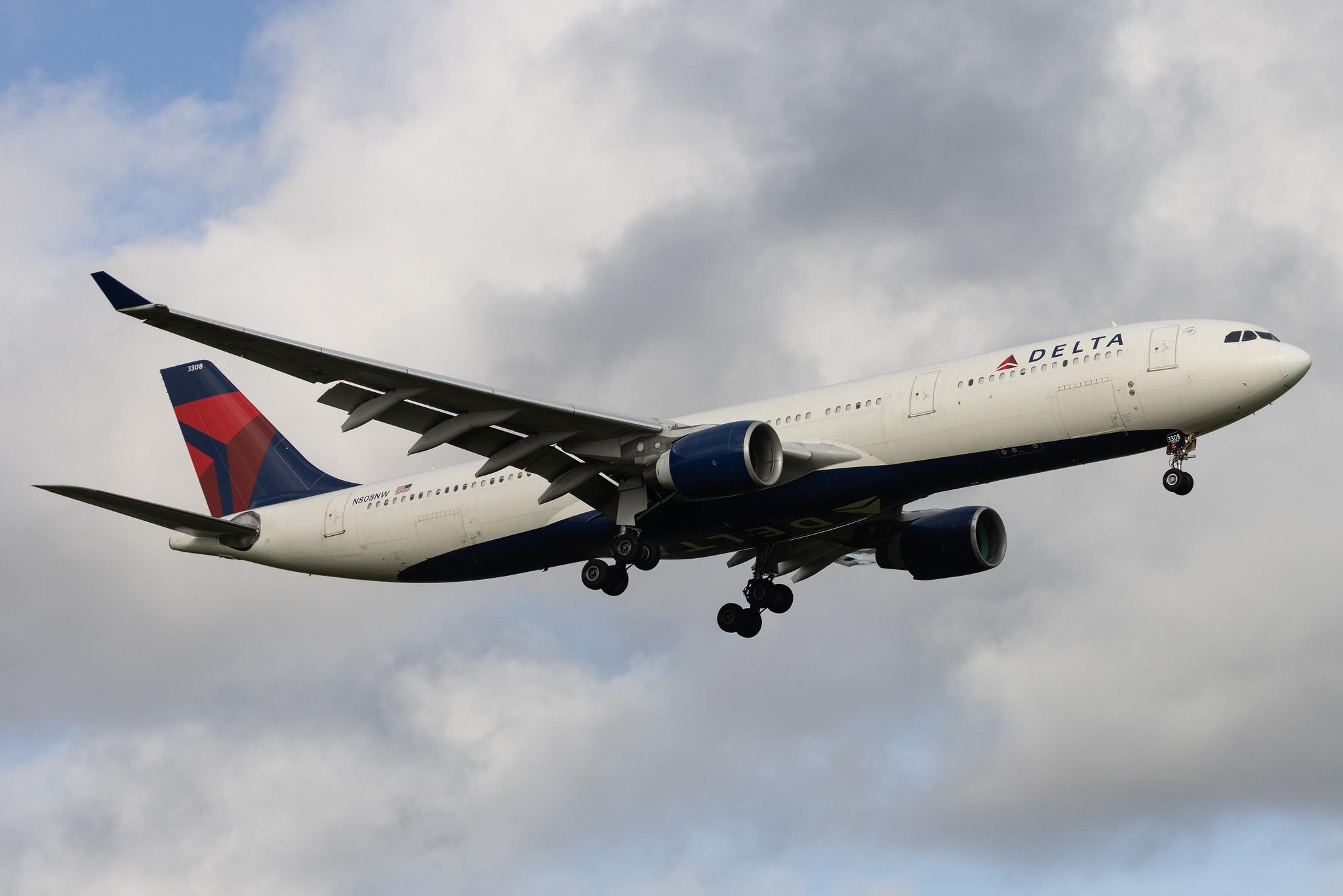 London Heathrow: Delta Air Lines (DL / DAL) | Airbus A330-323 A333 | N808NW | MSN 0591