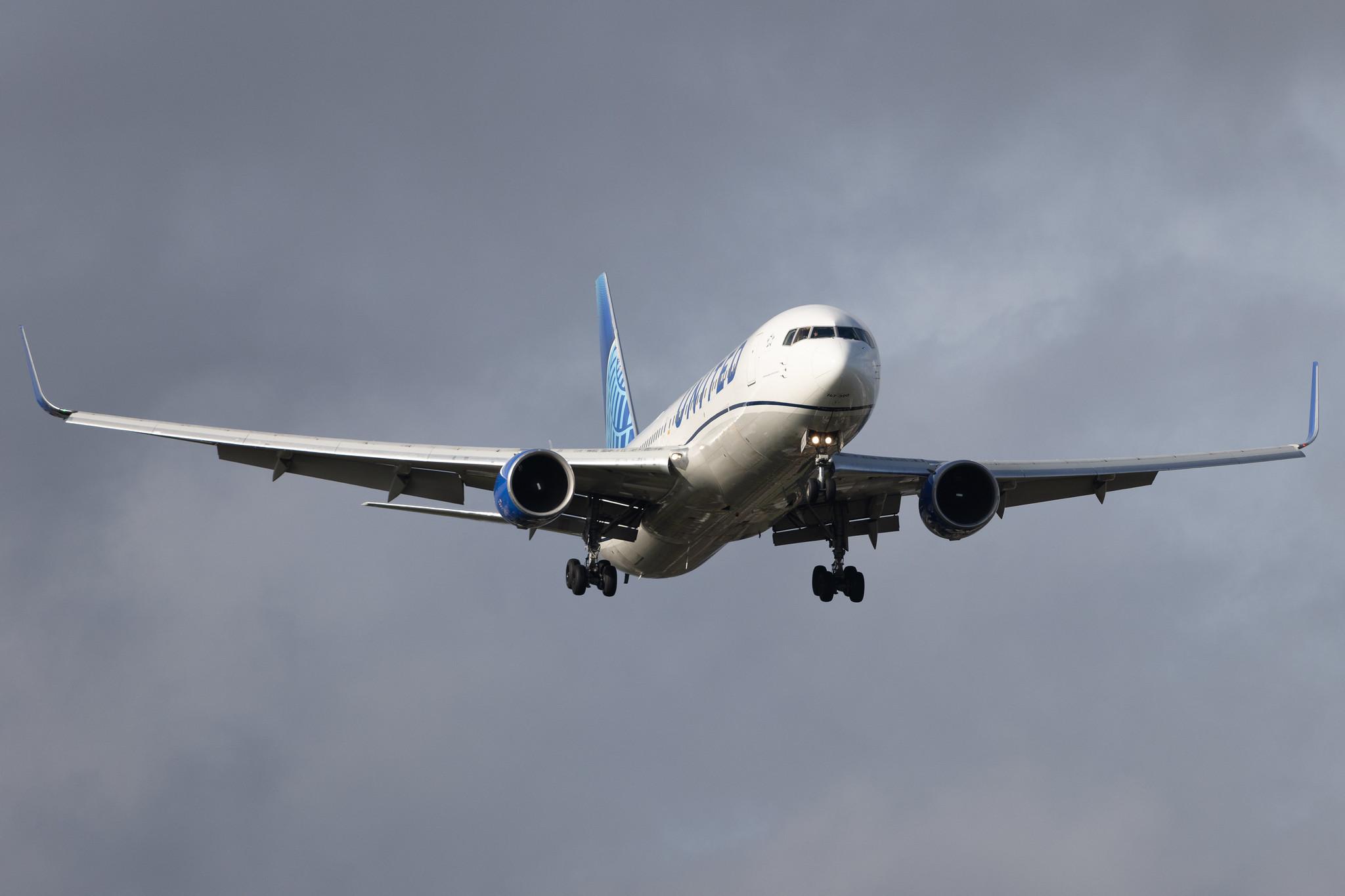 London Heathrow: United Airlines (UA / UAL) | Boeing 767-322(ER) B763 | N676UA | MSN 30028