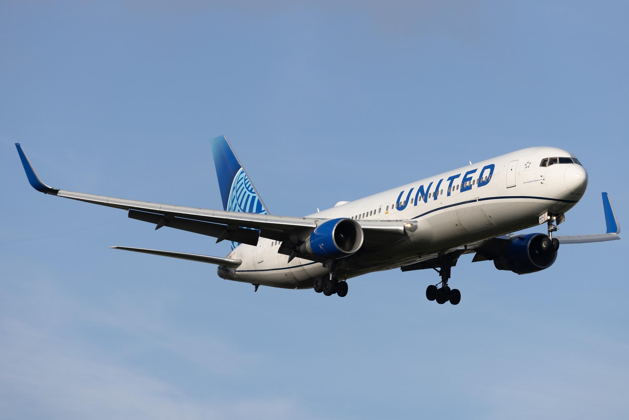 London Heathrow: United Airlines (UA / UAL) | Boeing 767-322(ER) B763 | N674UA | MSN 29242