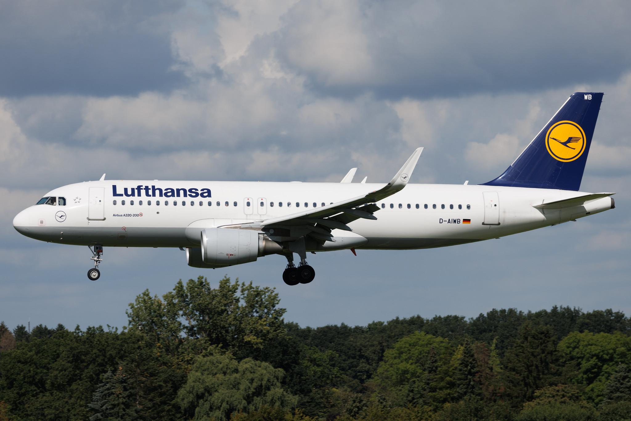Hamburg Airport: Lufthansa (LH / DLH) | Airbus A320-214 A320 | D-AIWB | MSN 7699