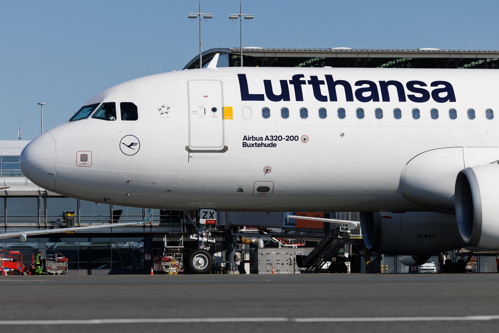 Hamburg Airport: Lufthansa (LH / DLH) | Airbus A320-214 A320 | D-AIZX | MSN 5741