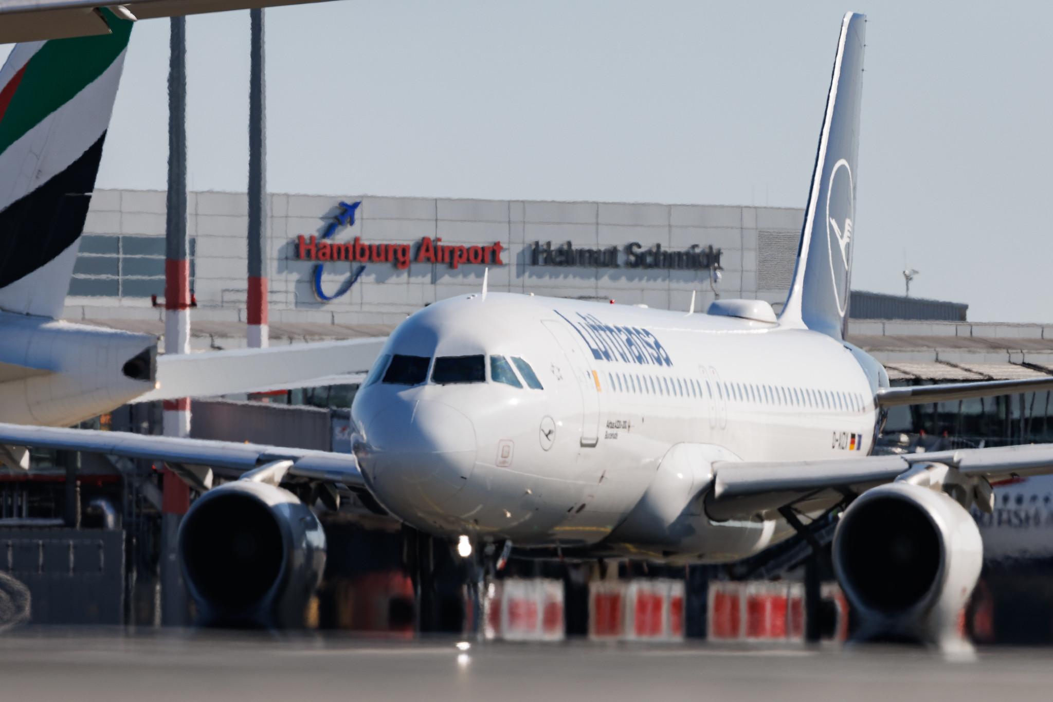 Hamburg Airport: Lufthansa (LH / DLH) | Airbus A320-214 A320 | D-AIZX | MSN 5741