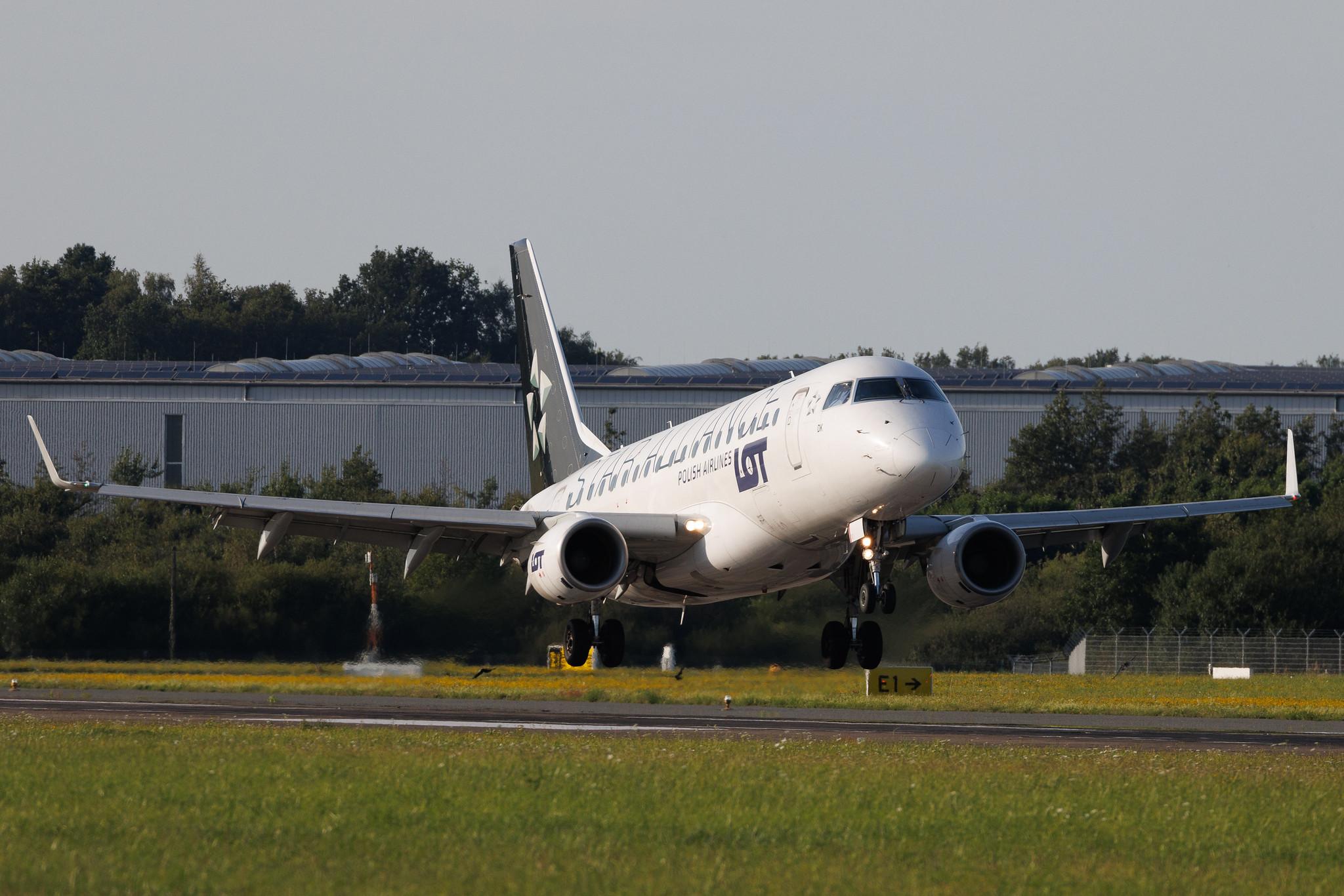 Hamburg Airport: LOT (LO / LOT) | Livery: Star Alliance Livery | Embraer E170STD E170 | SP-LDK | MSN 17000074