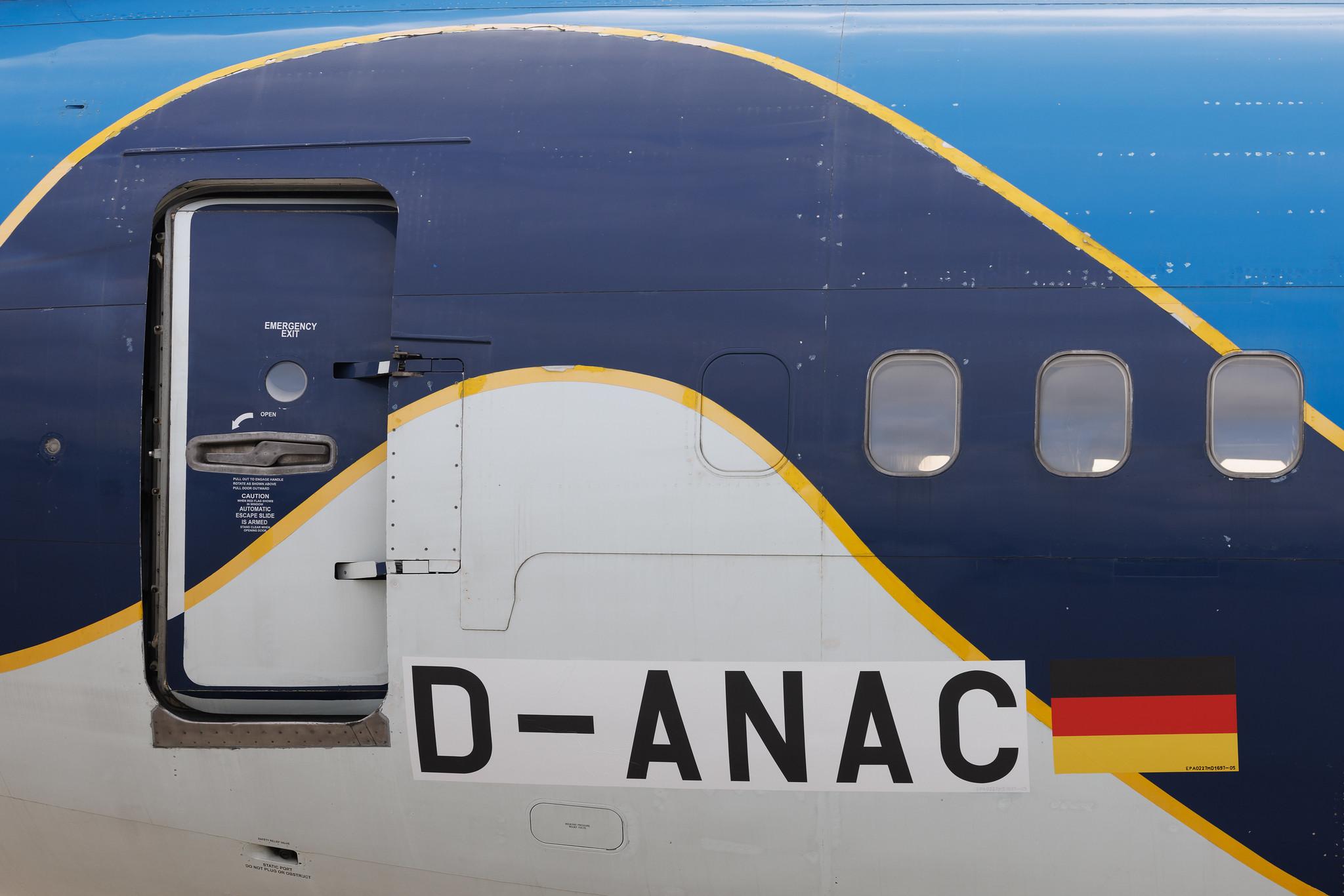 Hamburg Airport: Canadian North (5T / AKT) | Boeing 737-36Q B733 | D-ANAC | MSN 28760