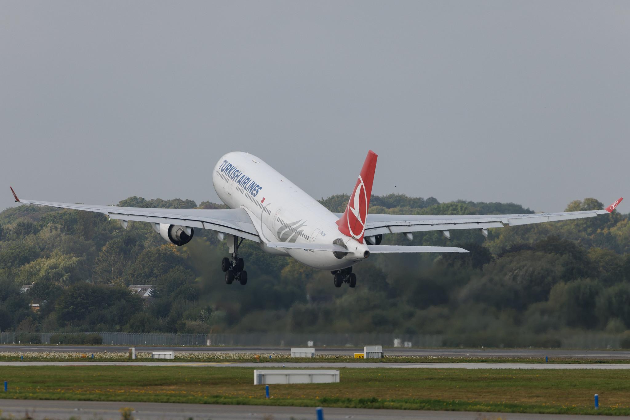 Hamburg Airport: Turkish Airlines (TK / THY) | Airbus A330-223 A332 | TC-JIS | MSN 0961
