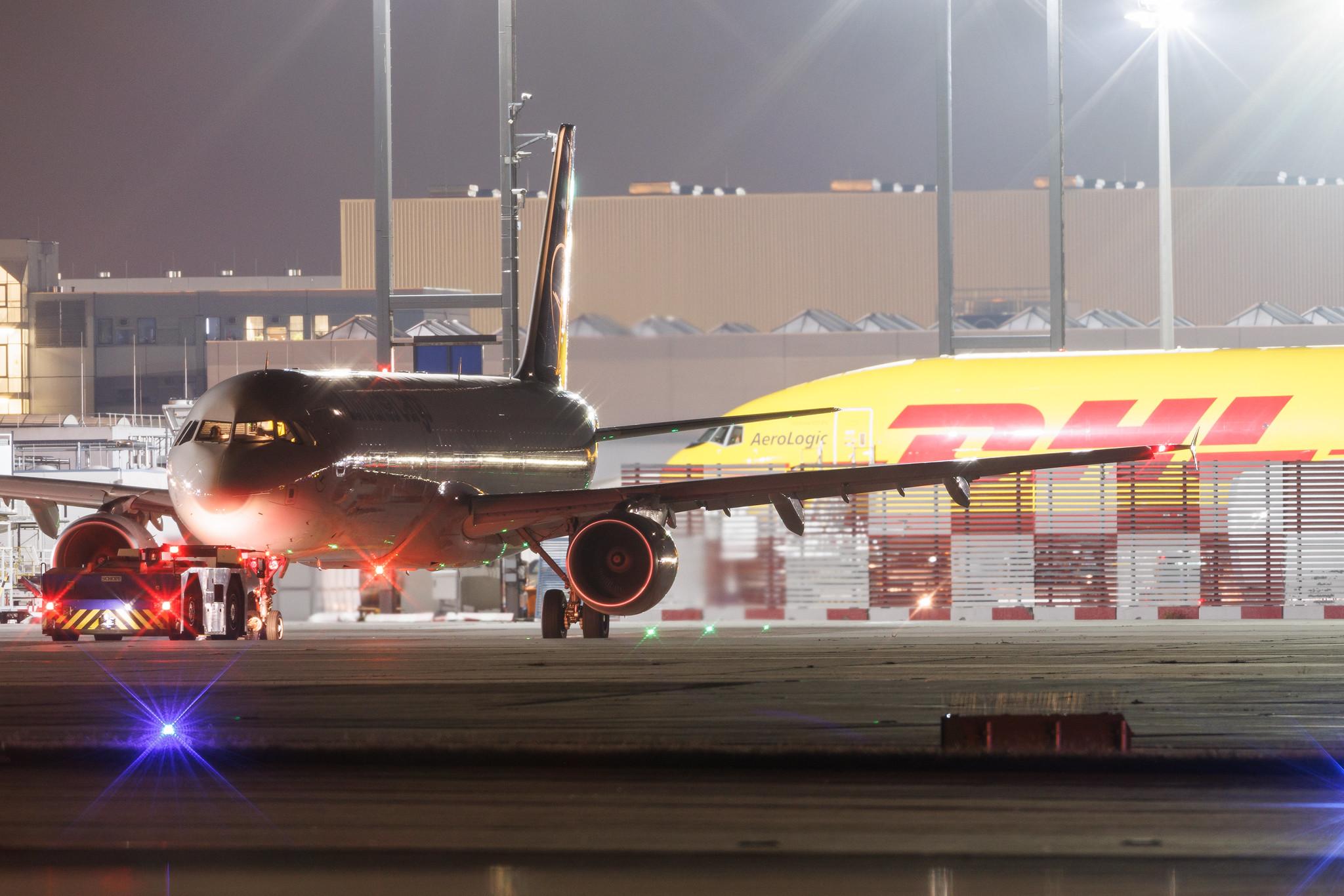 Frankfurt Airport: Lufthansa Cargo (/ GEC) | Operator: Lufthansa CityLine | Airbus A321-211 A321 | D-AEUA | MSN 1988