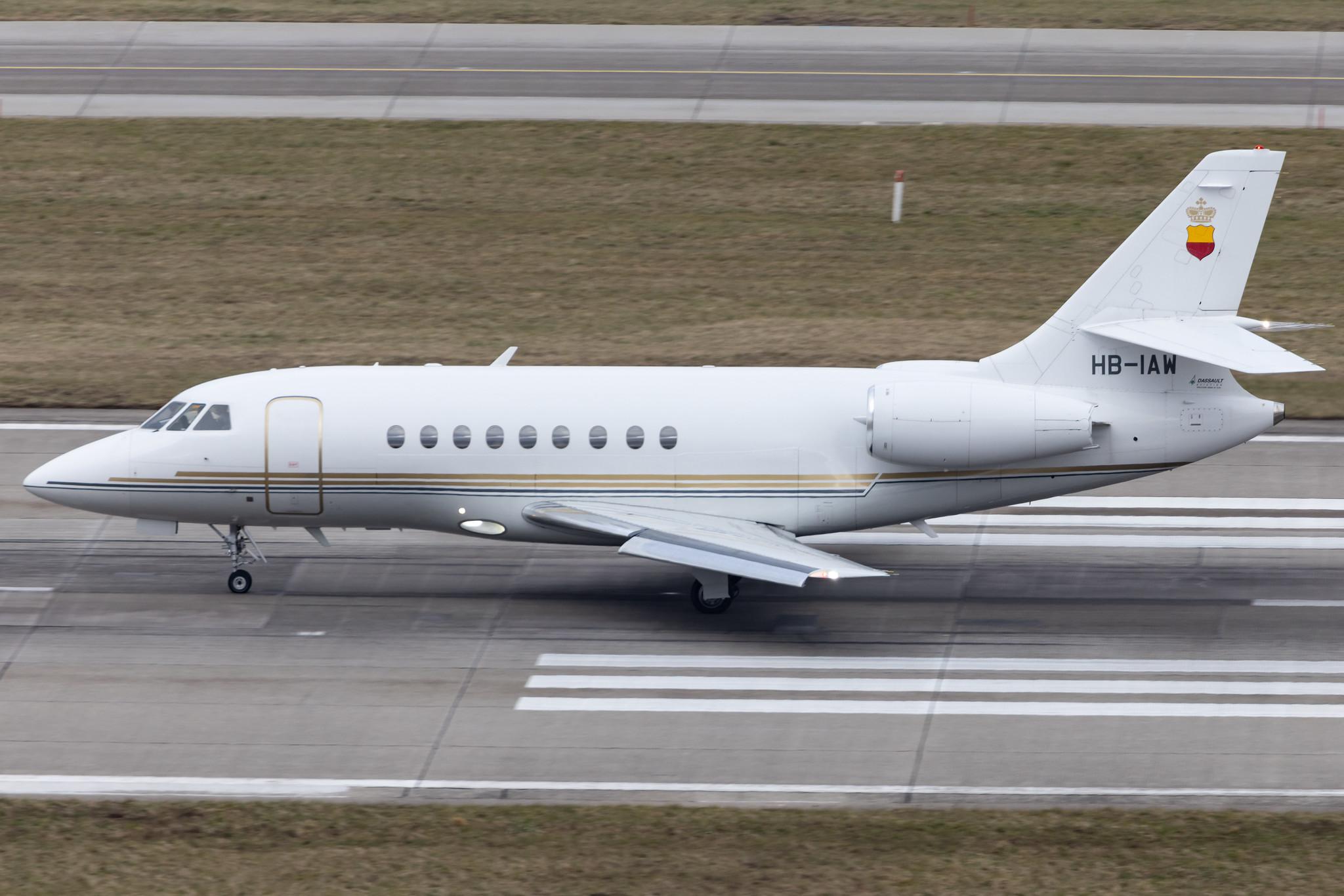 Flughafen Zürich: Starjet Aviation for Aviation |  Dassault Falcon 2000 F2TH | HB-IAW | MSN 16