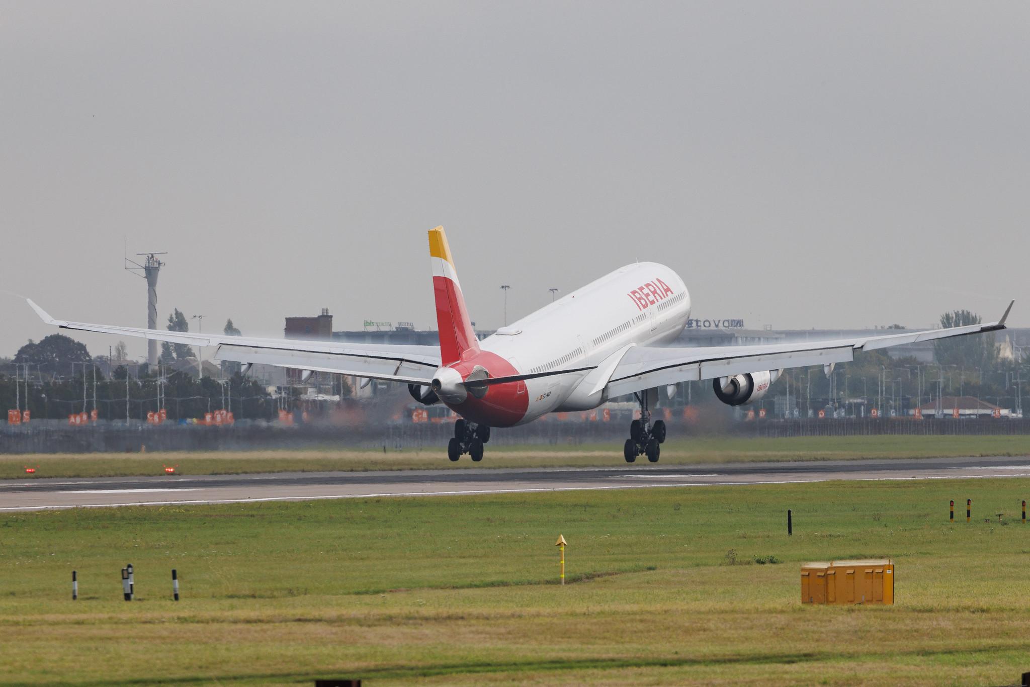 London Heathrow: Iberia (IB / IBE) | Airbus A330-302 A333 | EC-MAA | MSN 1515
