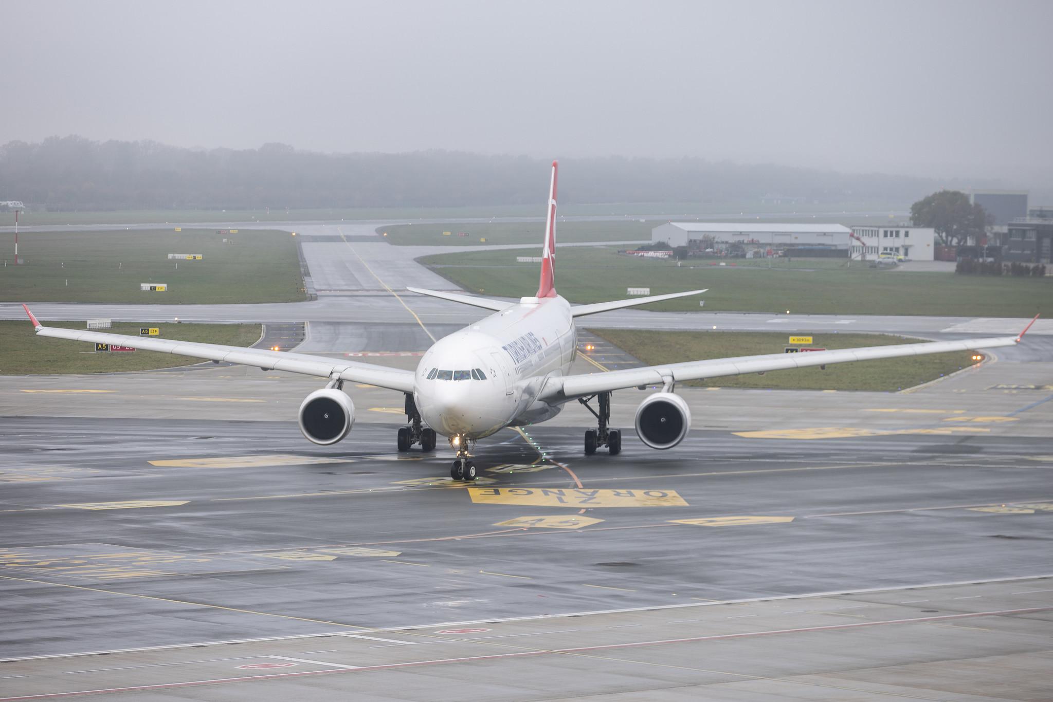 Hamburg Airport: Turkish Airlines (TK / THY) | Airbus A330-303 A333 | TC-LND | MSN 1704