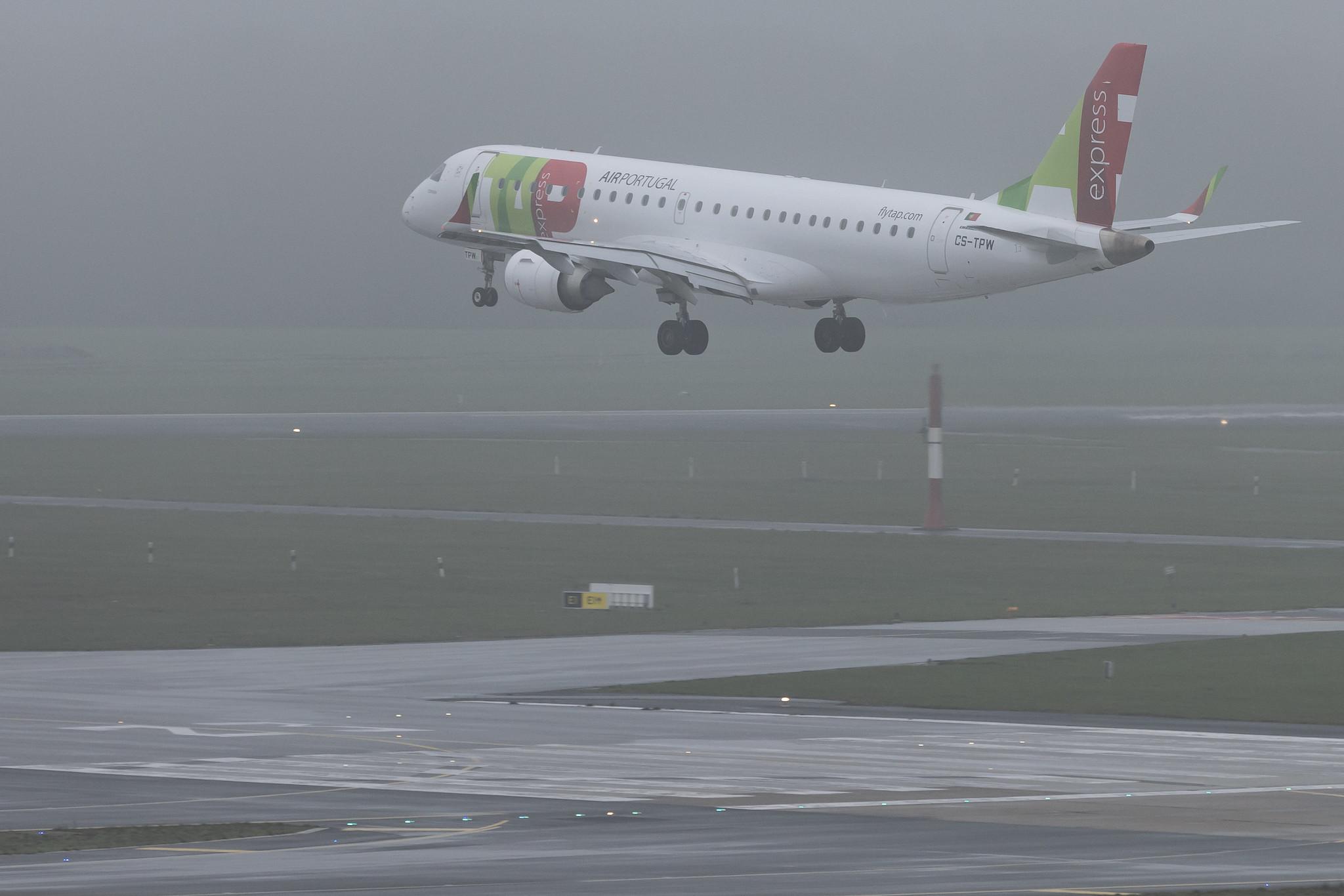 Hamburg Airport: TAP Express (TP / TAP) | Operator: Portugalia Airlines | Embraer E190LR E190 | CS-TPW | MSN 19000550
