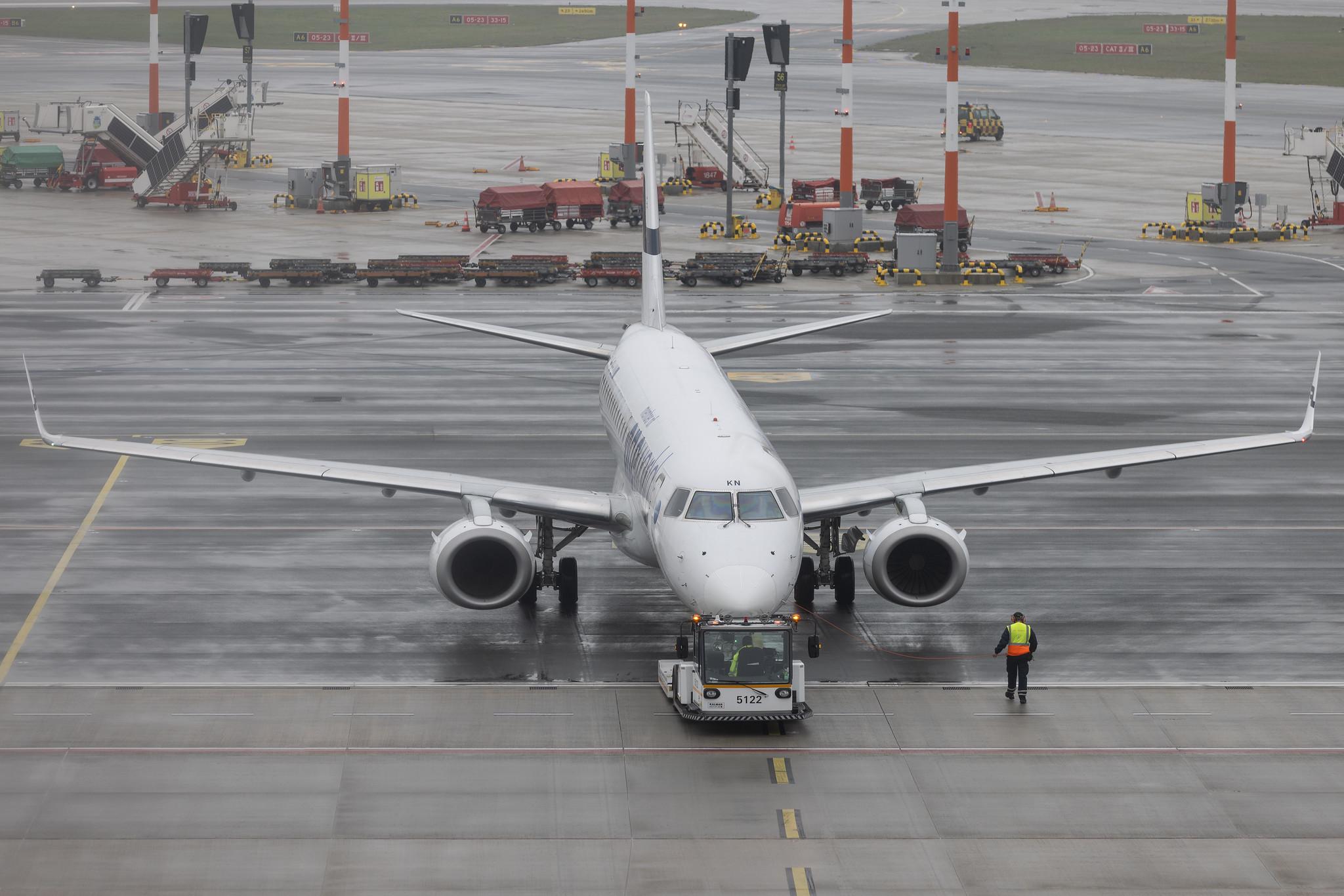 Hamburg Airport: Finnair (AY / FIN) | Livery: Oneworld livery | Operator: NORRA | Embraer E190LR E190 | OH-LKN | MSN 19000252