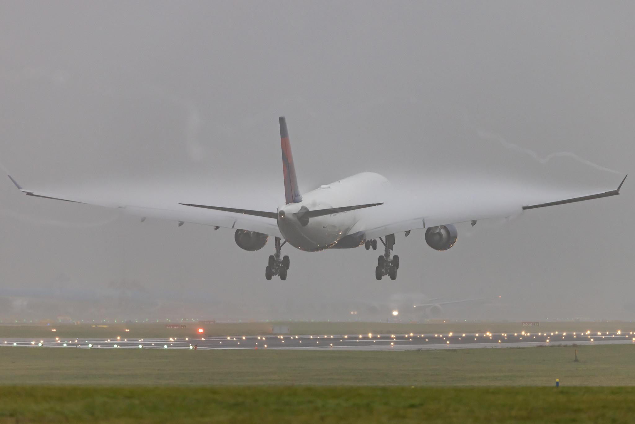Amsterdam Schiphol: Delta Air Lines (DL / DAL) | Airbus A330-302 A333 | N824NW | MSN 1637