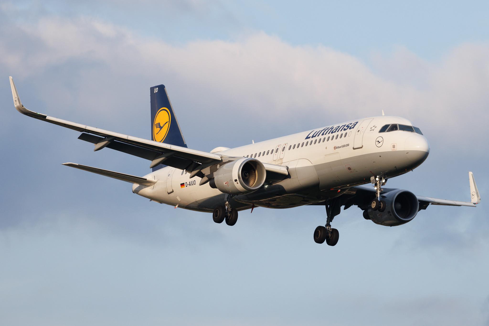 Hamburg Airport: Lufthansa (LH / DLH) | Airbus A320-214 A320 | D-AIUO | MSN 6636