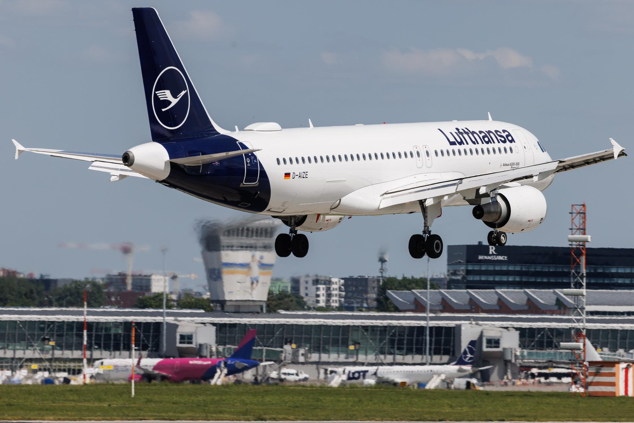 Warsaw Chopin Airport: Lufthansa (LH / DLH) | Airbus A320-214 A320 | D-AIZE | MSN 4261