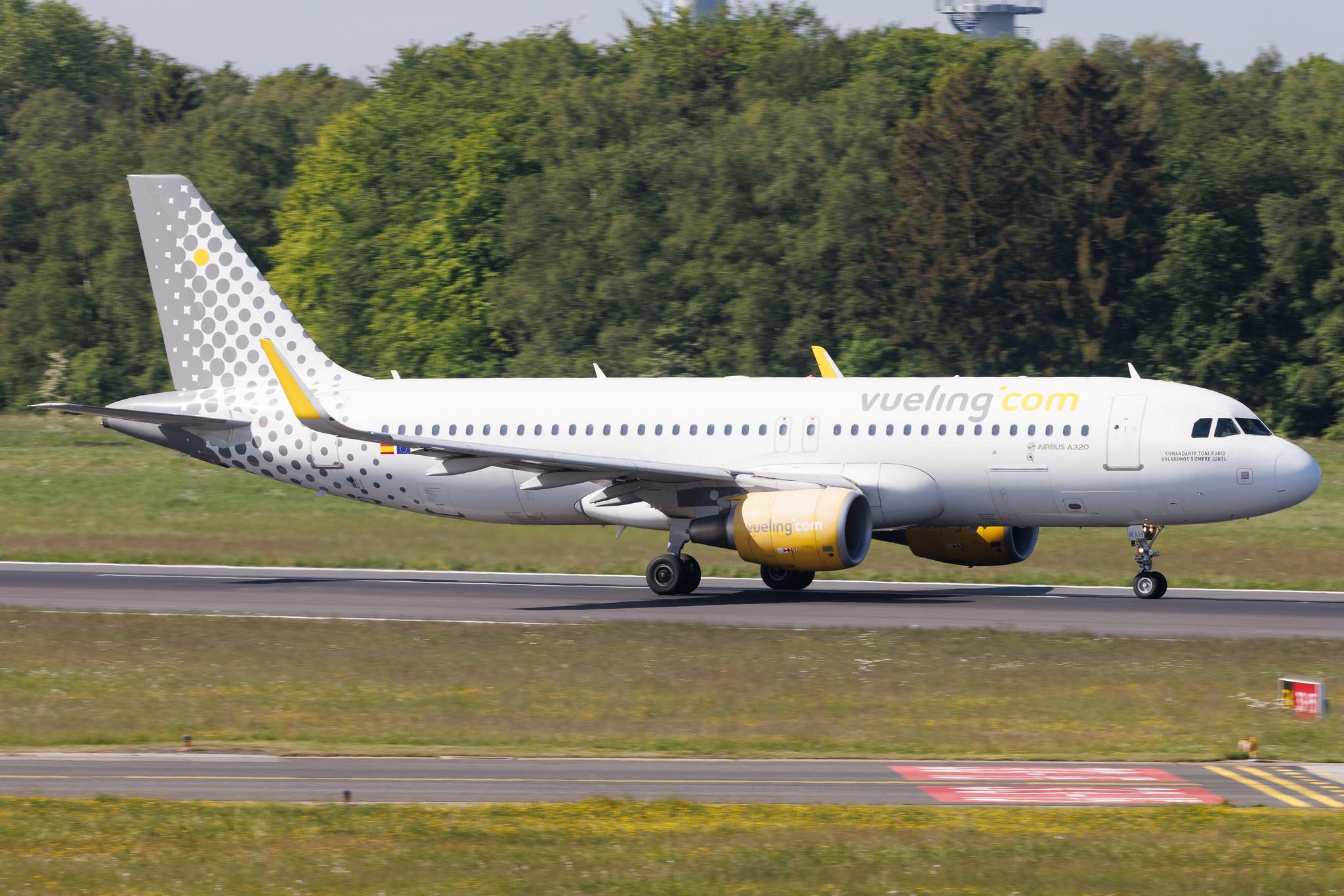 Hamburg Airport: Vueling (VY / VLG) | Airbus A320-214 A320 | EC-MAH | MSN 06039