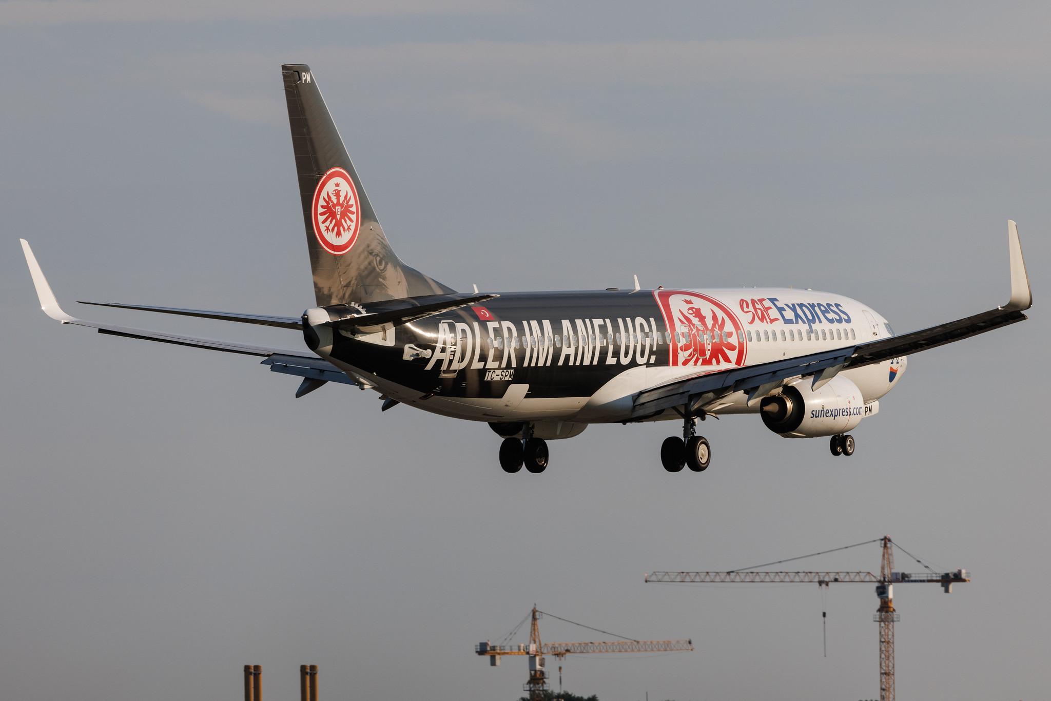 Hamburg Airport: SunExpress (XQ / SXS) | Livery: Eintracht Frankfurt Livery | Boeing 737-8MA B738 | TC-SPM | MSN 40945