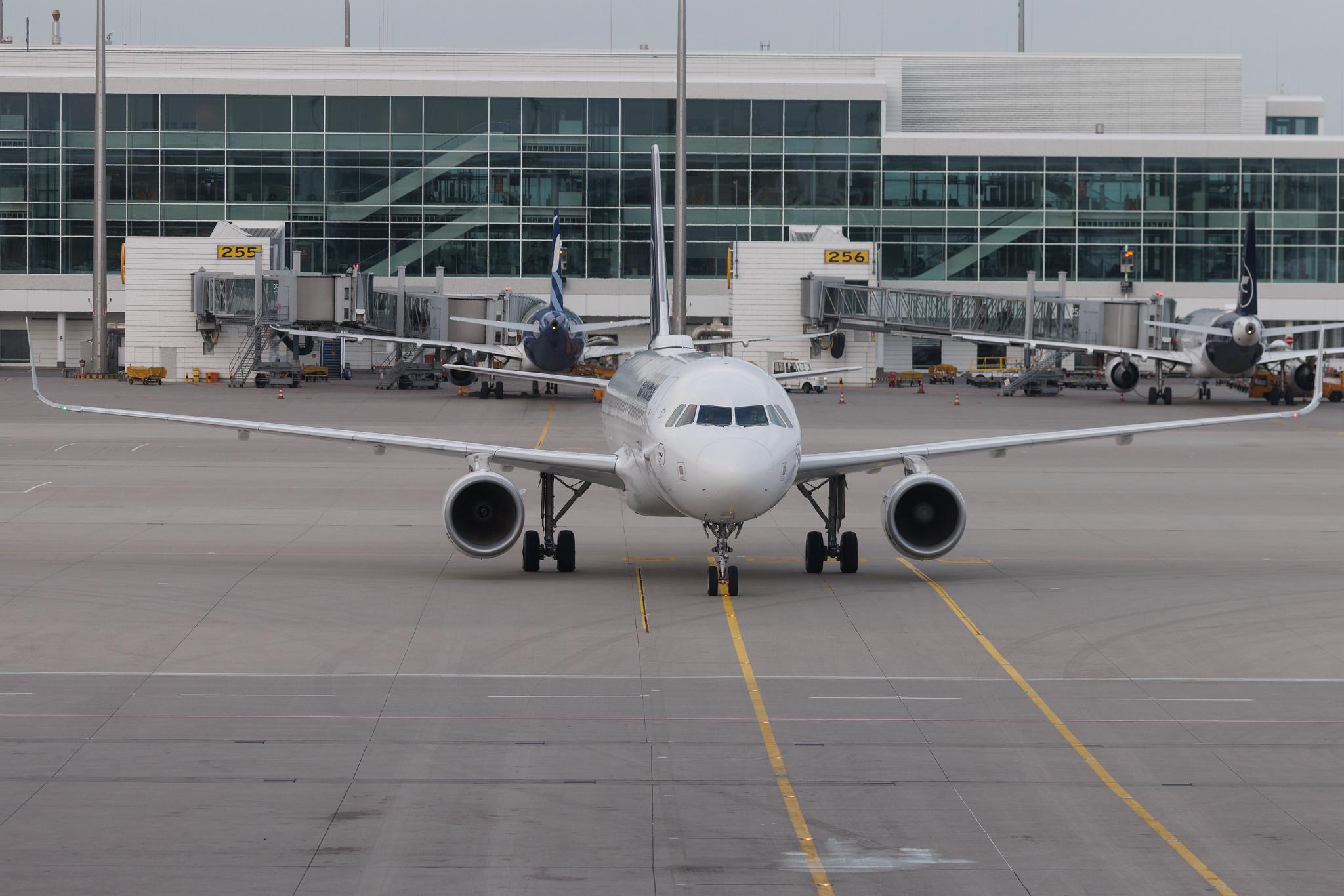 Munich Airport: Lufthansa (LH / DLH) | Airbus A320-214 A320 | D-AIZO | MSN 5441