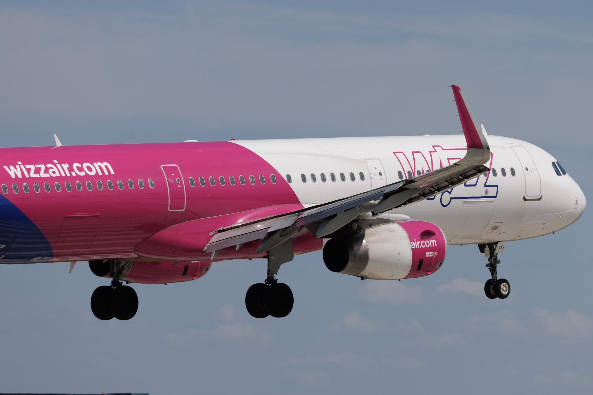 Warsaw Chopin Airport: Wizz Air (W6 / WZZ) | Airbus A321-231 A321 | HA-LXS | MSN 07702