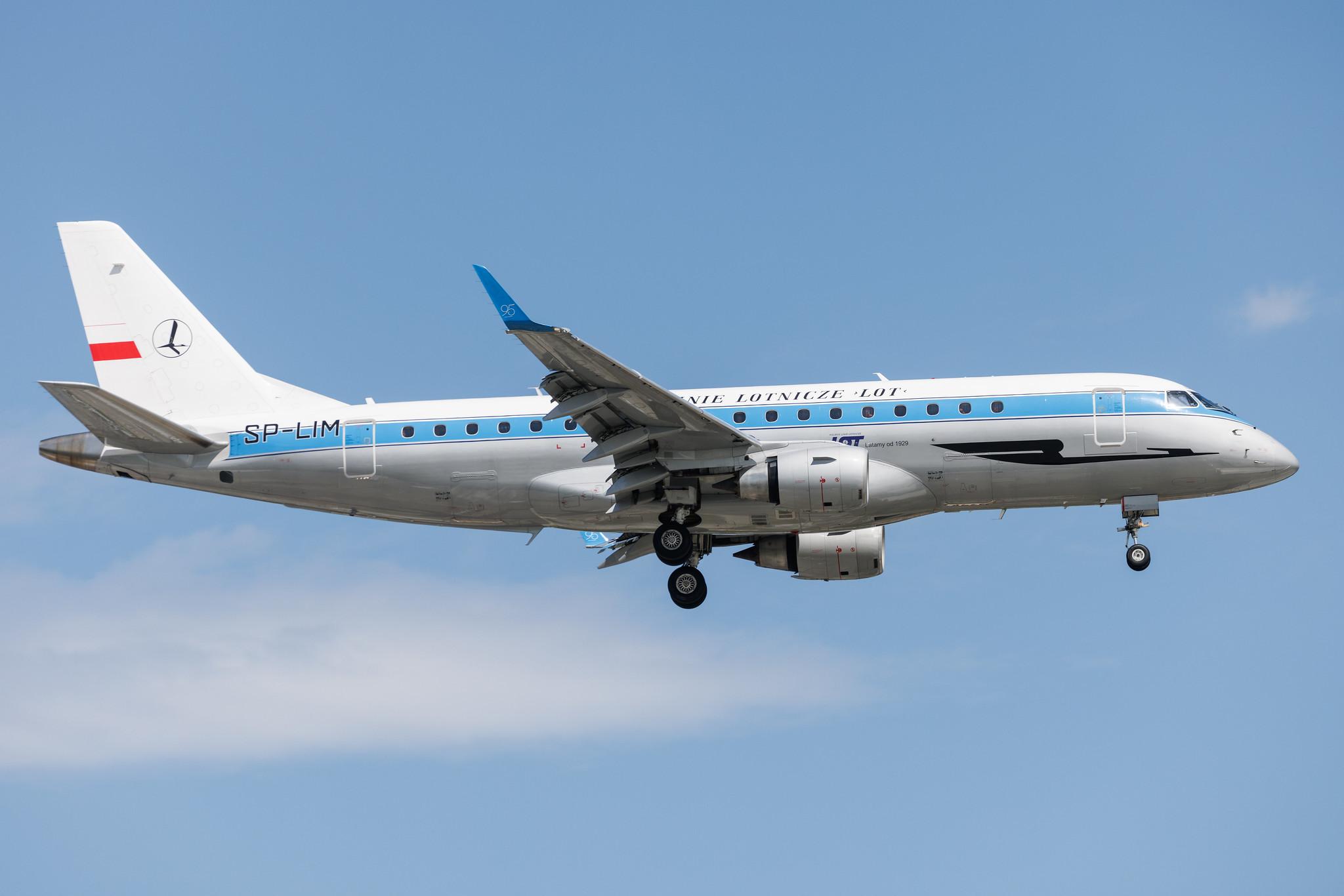 Warsaw Chopin Airport: LOT (LO / LOT) | Livery: Retro Livery | Embraer E175LR E75S | SP-LIM | MSN 17000311
