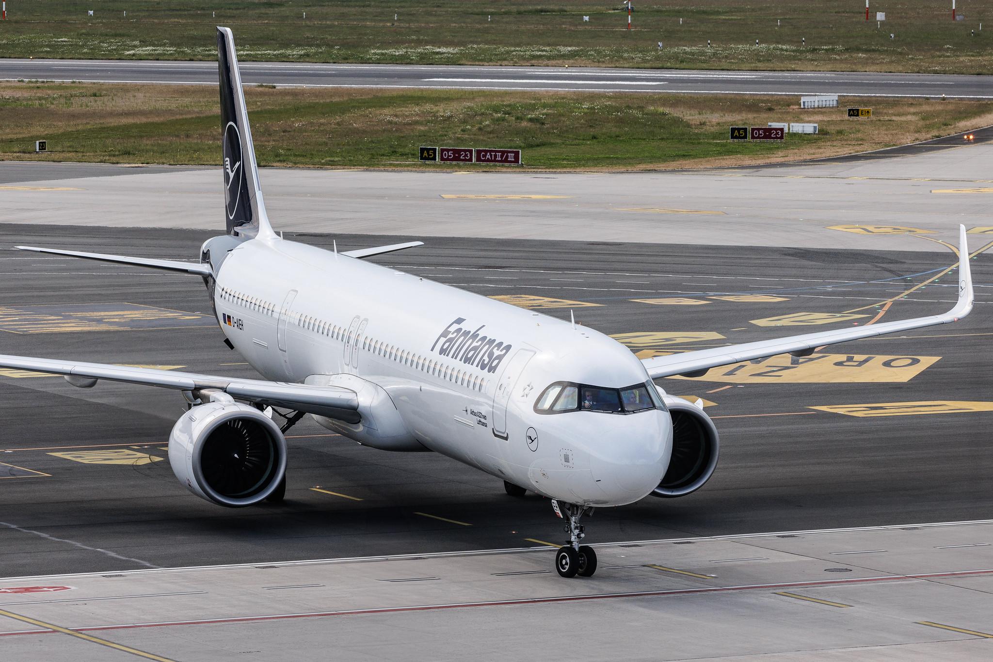 Hamburg Airport: Lufthansa (LH / DLH) | Livery: Fanhansa Titles | Airbus A321-271NX A21N | D-AIEH | MSN 10318