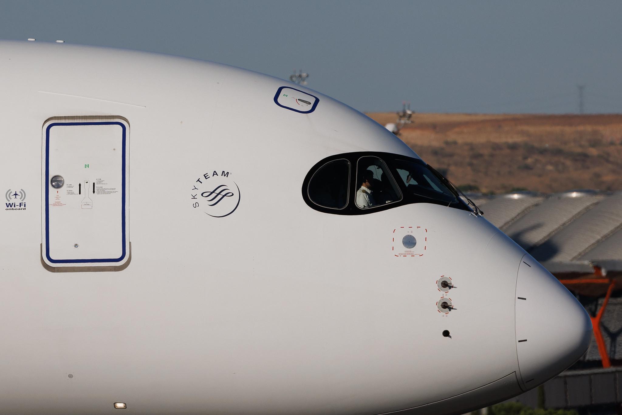 Madrid Barajas Airport: China Eastern Airlines (MU / CES) | Airbus A350-941 A359 | B-32DW | MSN 577