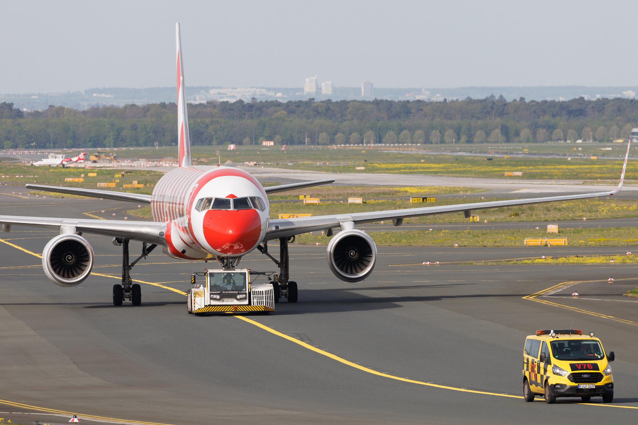 Frankfurt Airport: Condor (DE / CFG) | Boeing 757-330 B753 | D-ABOM | MSN 29022