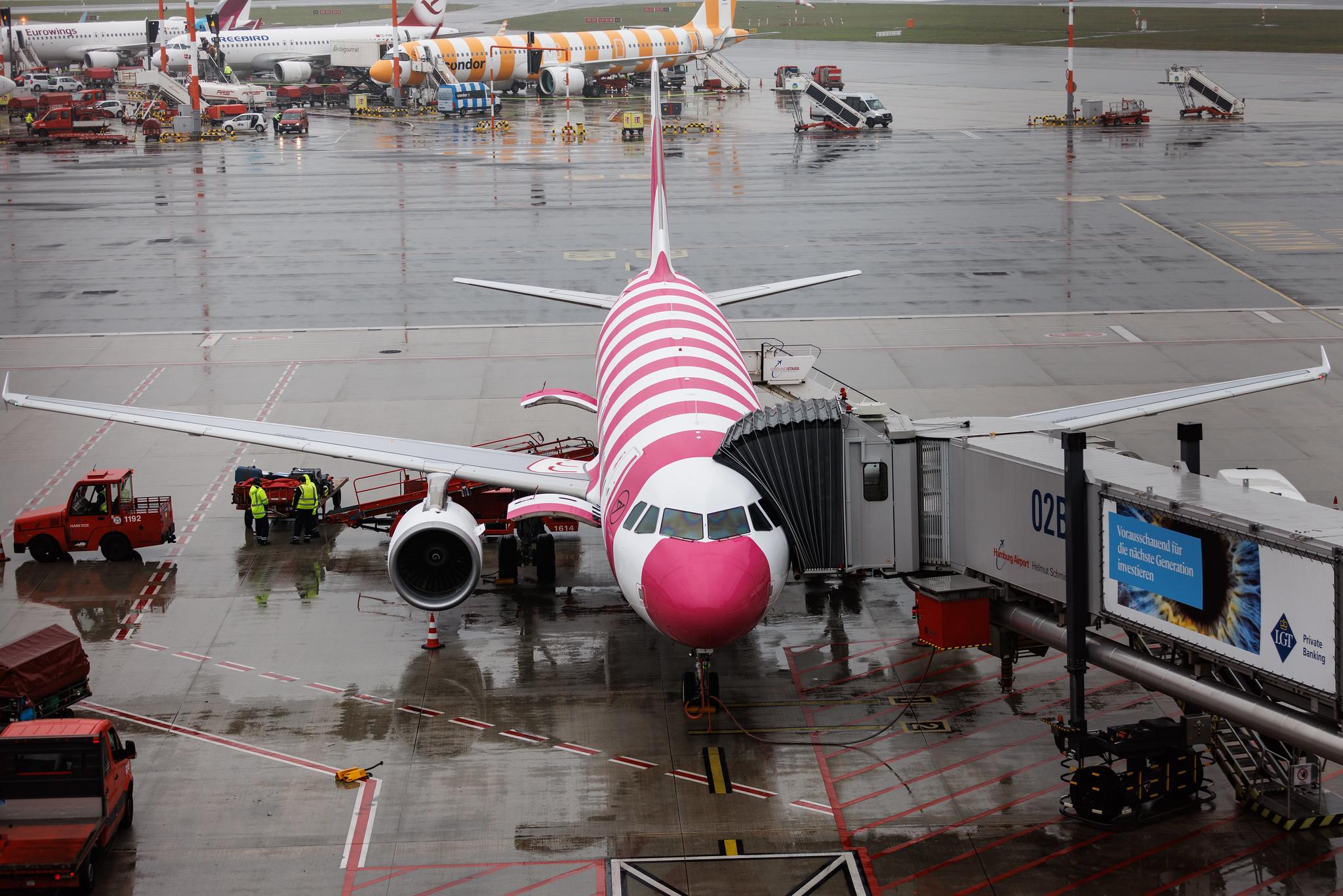 Hamburg Airport: Condor (DE / CFG) | Livery: Breast Cancer Awareness Livery | Airbus A320-214 A320 | D-AICS | MSN 4478