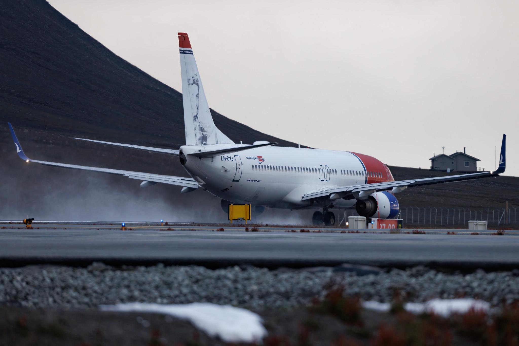 Longyearbyen Svalbard Airport: Norwegian (DY / NOZ) | Livery: Georg Brandes Livery | Boeing 737-8JP B738 | LN-DYJ | MSN 39045