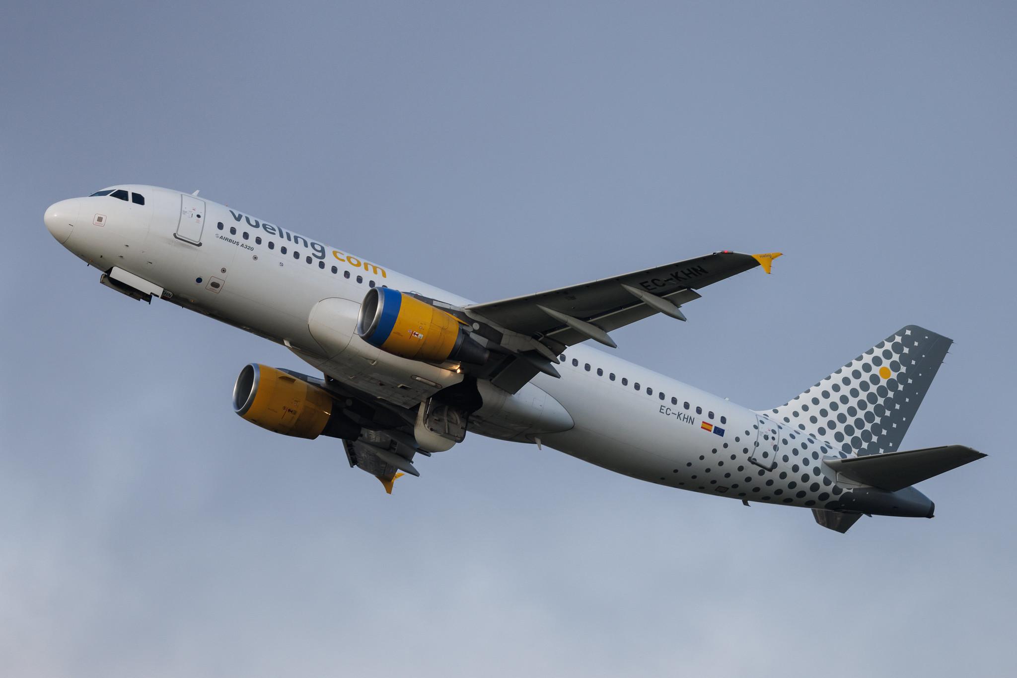 Paris Orly Airport: Vueling (VY / VLG) | Airbus A320-216 A320 | EC-KHN | MSN 3203