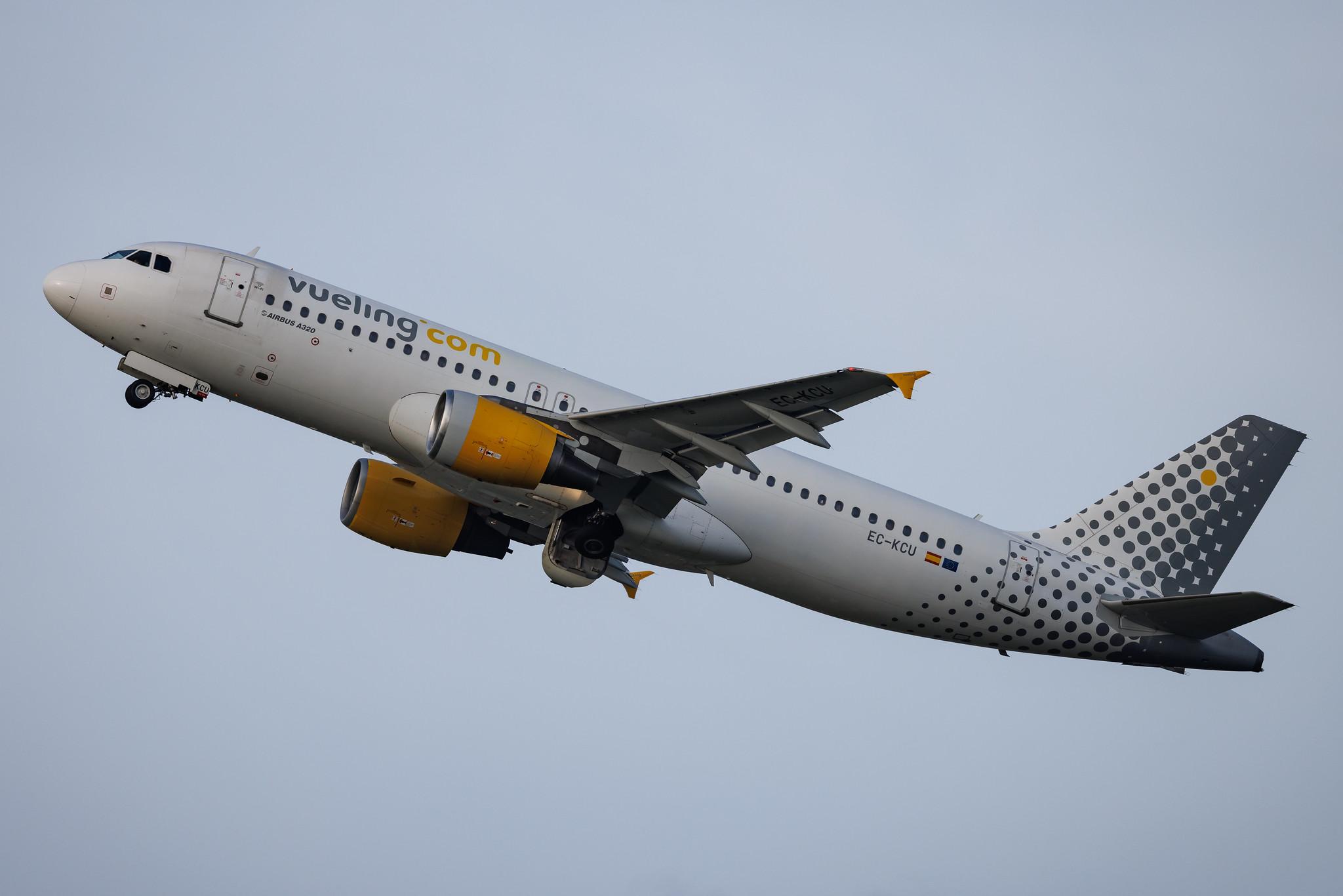 Paris Orly Airport: Vueling (VY / VLG) | Airbus A320-214 A320 | EC-KRH | MSN 3529