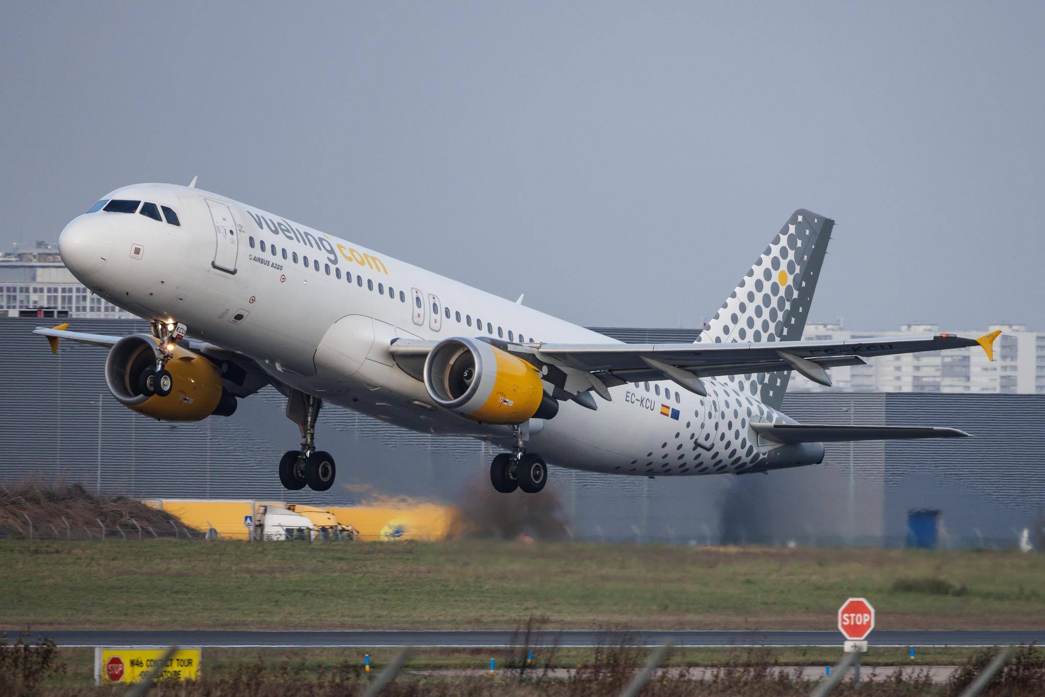 Paris Orly Airport: Vueling (VY / VLG) | Airbus A320-214 A320 | EC-KRH | MSN 3529