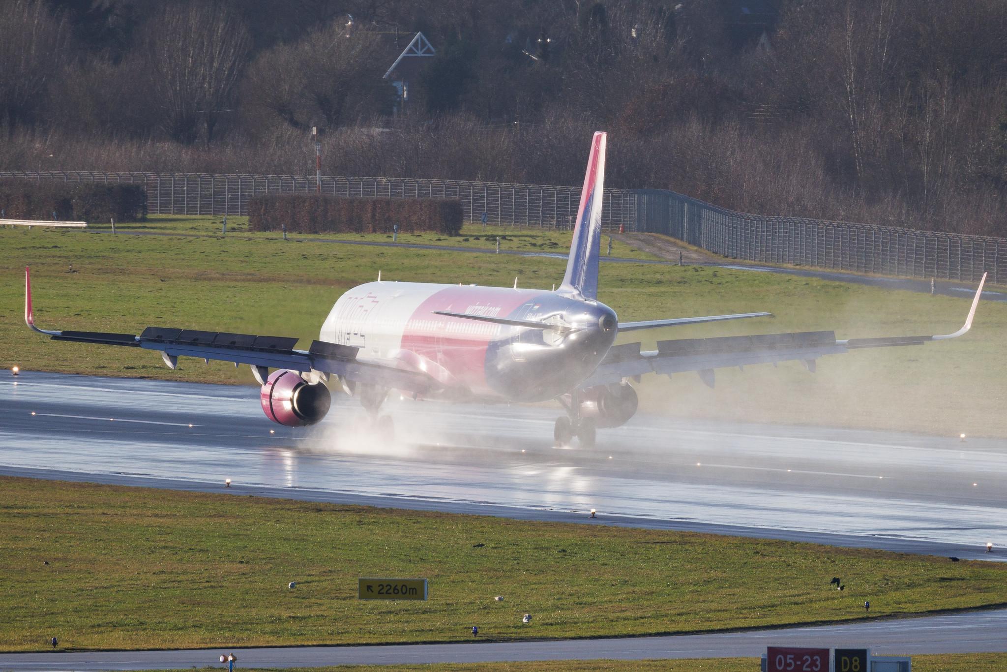 Hamburg Airport: Wizz Air (W6 / WZZ) | Airbus A321-231 A321 | HA-LXD | MSN 07032