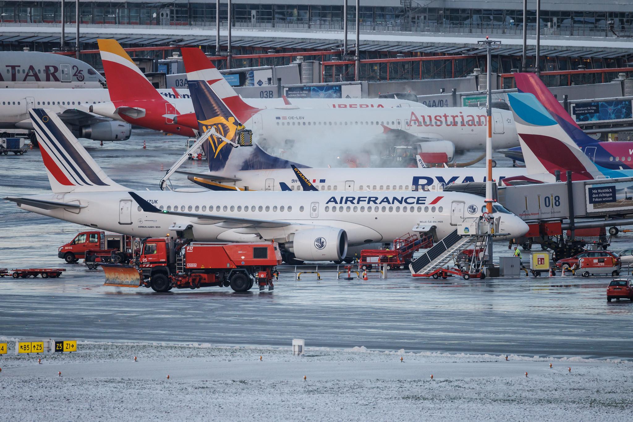 Hamburg Airport: Enteisung eines Flugzeugs