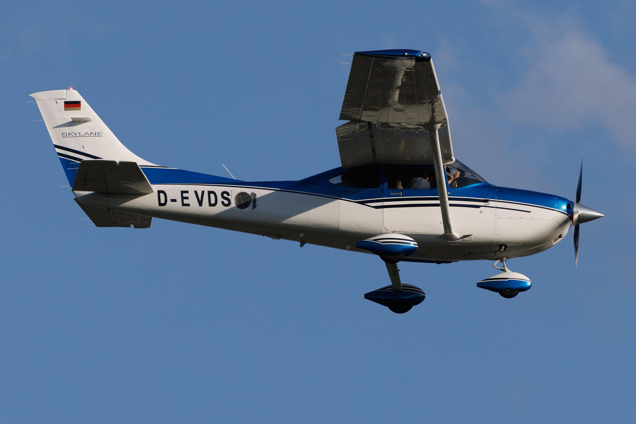 Hamburg Airport: Private Owner | Cessna 182T C182 | D-EVDS | MSN 182-83046