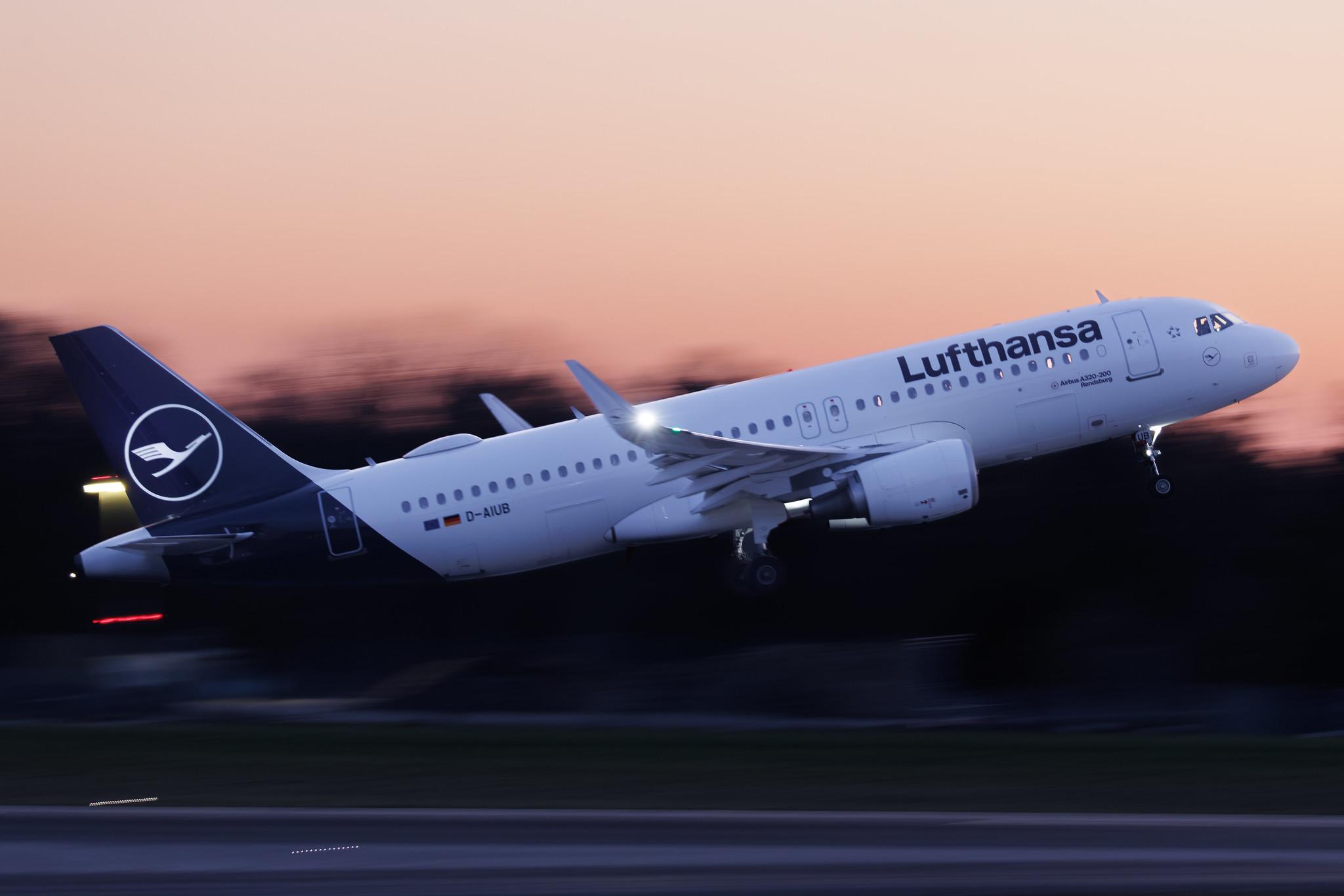 Hamburg Airport: Lufthansa (LH / DLH) | Airbus A320-214 A320 | D-AIUB | MSN 5972
