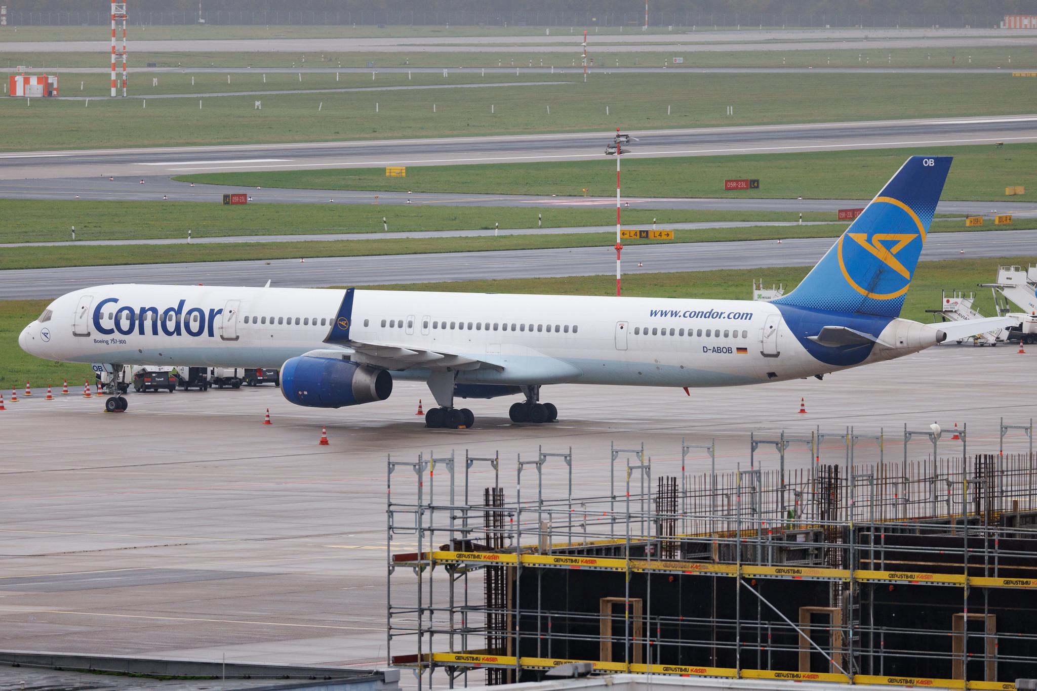 Düsseldorf Airport: Condor (DE / CFG) |  Boeing 757-330 B753 | D-ABOB | MSN 29017