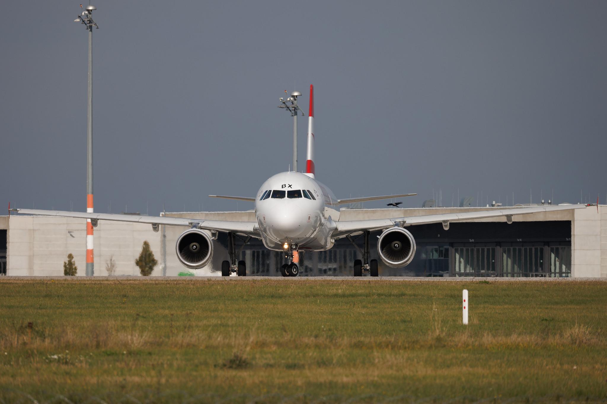 Flughafen Berlin Brandenburg: Austrian Airlines (OS / AUA) | Airbus A320-214 A320 | OE-LBX | MSN 1735