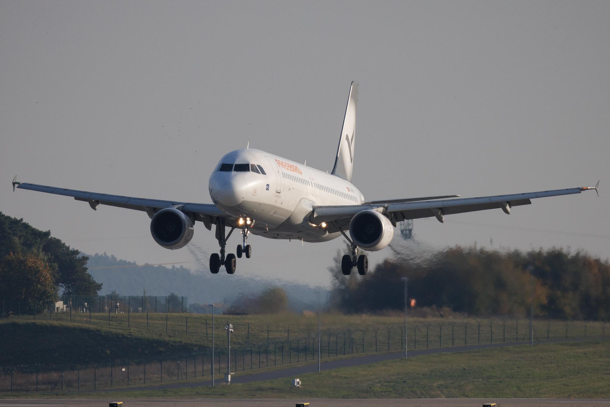 Flughafen Berlin Brandenburg: Freebird Airlines (FH / FHY) | Airbus A320-214 A320 | TC-FBV | MSN 4658