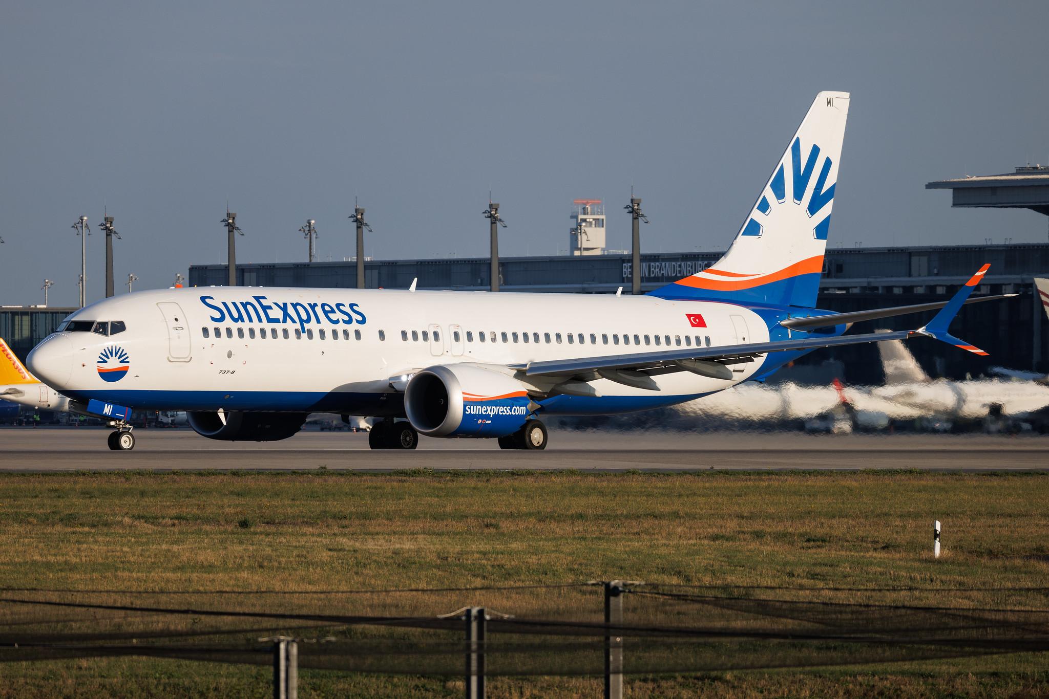 Flughafen Berlin Brandenburg: SunExpress (XQ / SXS) |  Boeing 737 MAX 8 B38M | TC-SMI | MSN 43566