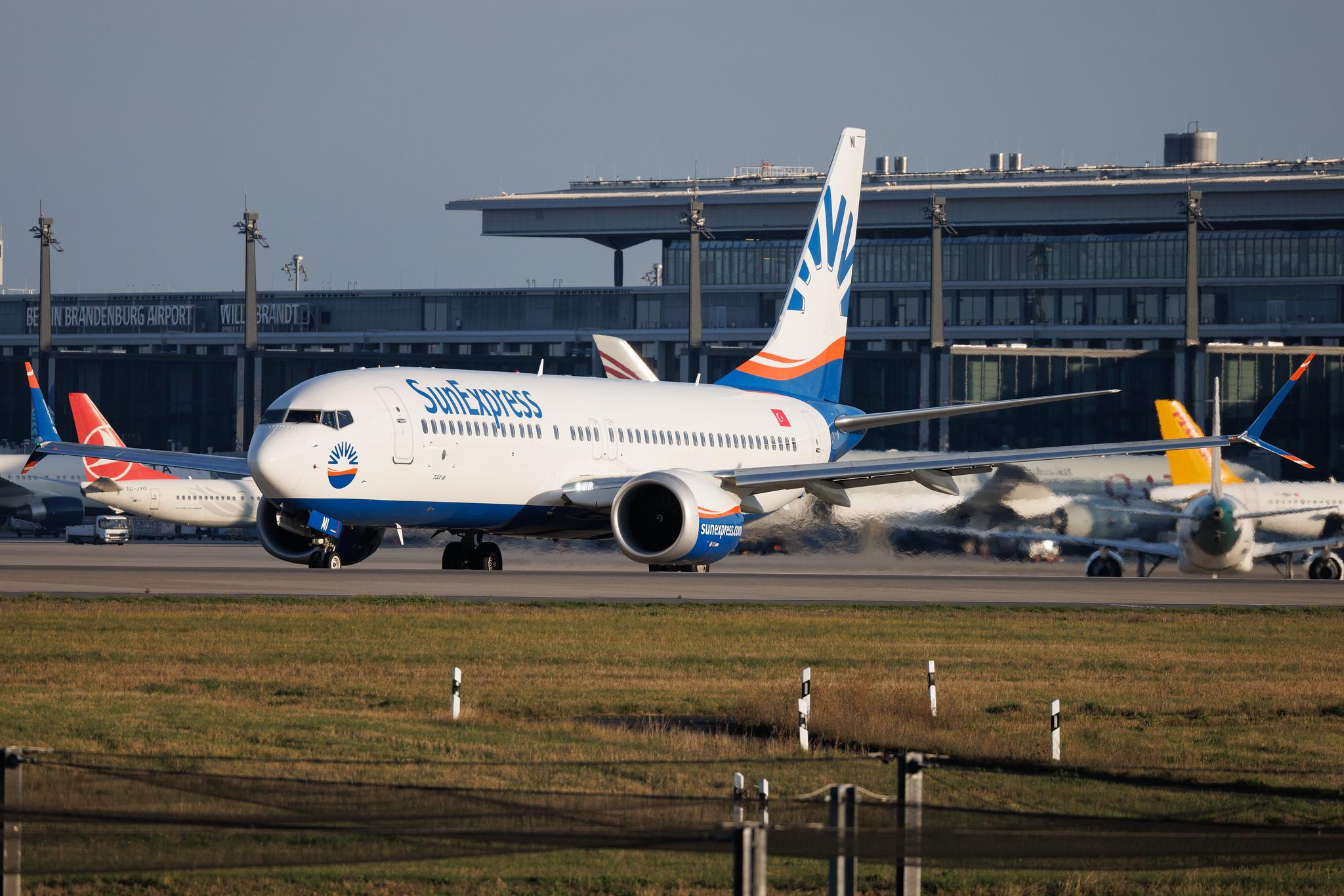 Flughafen Berlin Brandenburg: SunExpress (XQ / SXS) |  Boeing 737 MAX 8 B38M | TC-SMI | MSN 43566