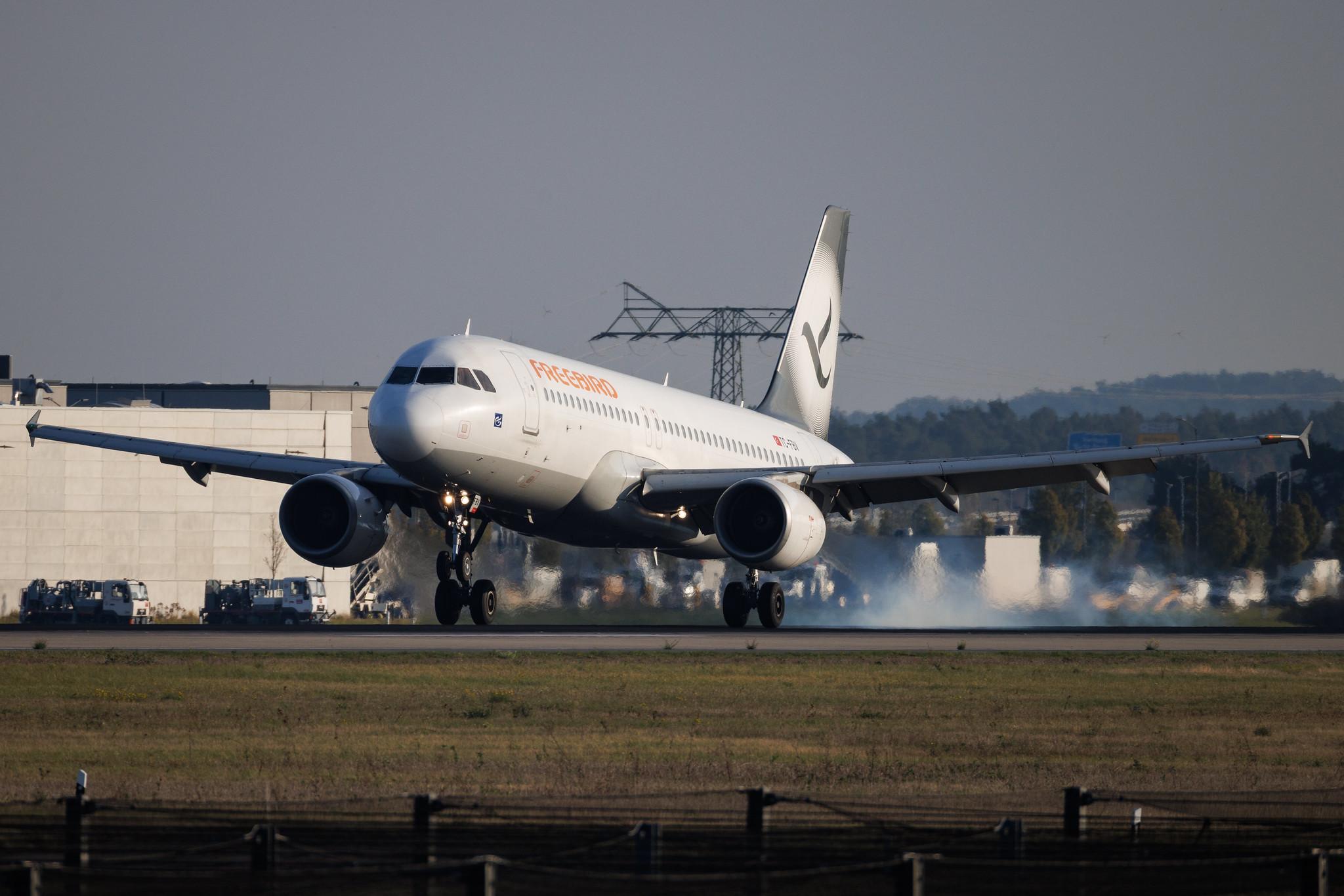 Flughafen Berlin Brandenburg: Freebird Airlines (FH / FHY) | Airbus A320-214 A320 | TC-FBV | MSN 4658